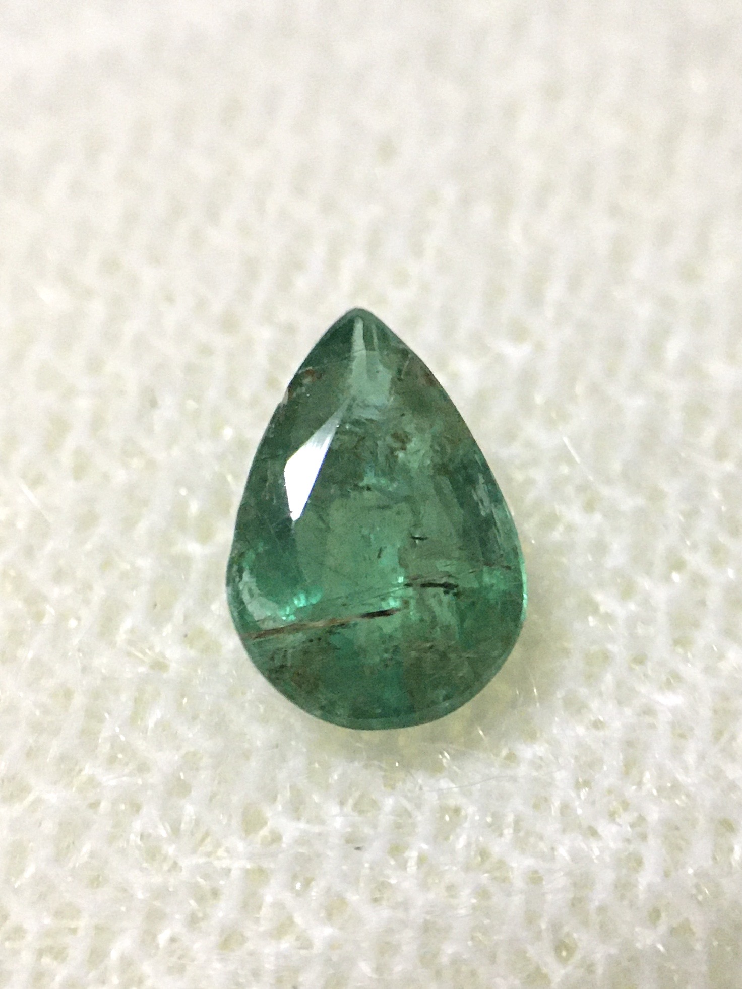 EMERALD มรกต แท้ 0.55 กะรัต ทรงหยดน้ำ พลอยดิบ พลอยแท้ เนื้อใส สีชัด ขนาดมินิมอลค่ะ