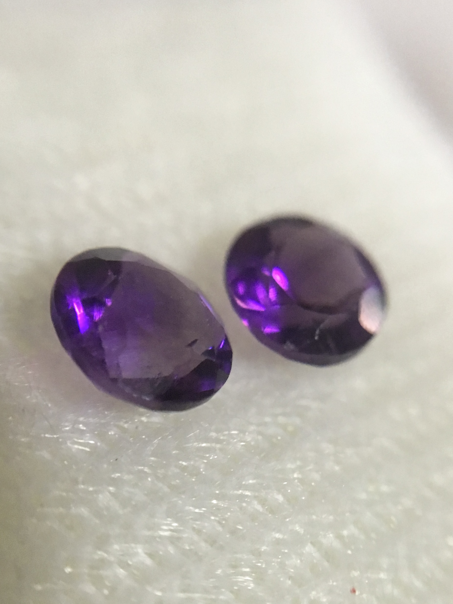 AMETHYST อเมทิสต์ แท้ 2 เม็ด 0.86 กะรัต จับคู่สำหรับทำต่างหู สีสวยสดมาก สวยมากค่ะ