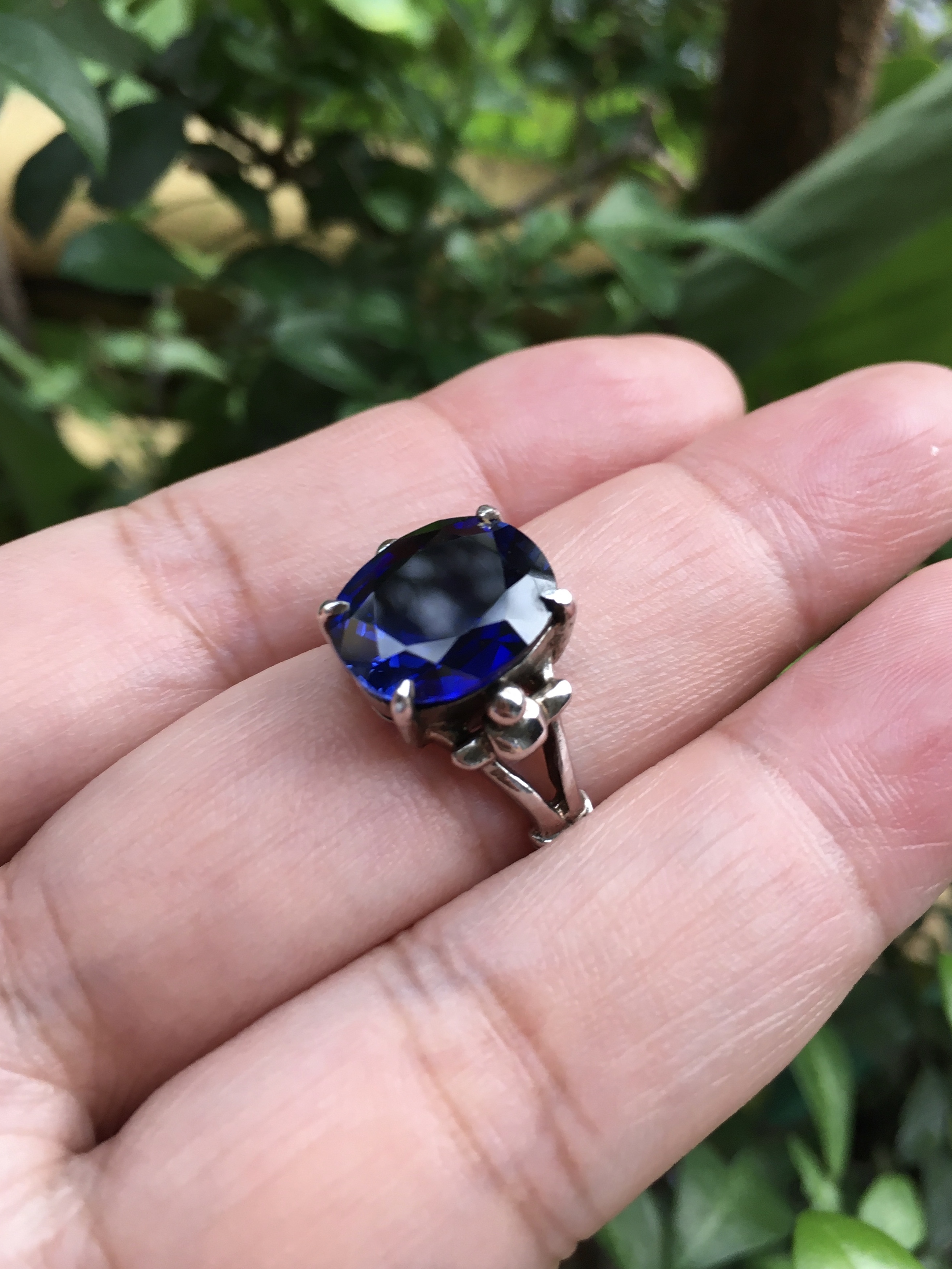 (สวยมาก) แหวนไพลิน โคลนนิ่ง สีน้ำเงินกำมะหยี่ เม็ดโต เนื้อใส น้ำสวยลึก สวยเหมือน ไม่จกตาค่ะ