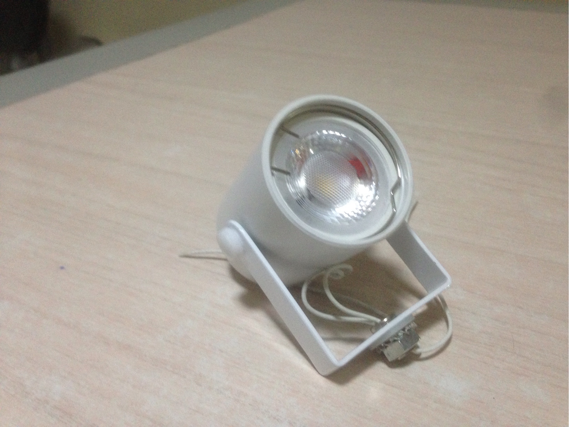 ยี่ห้อ อีเอ็มแอล ชุดโคมไฟ Housing พร้อม หลอด LED MR16 3*2W