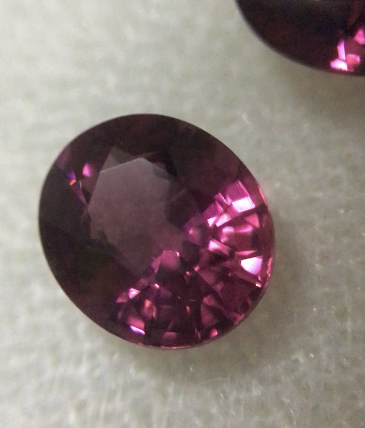 RHODOLITE โรโดไลต์แท้ เซตคู่ 2 เม็ด 3.02 กะรัต สีม่วงอมชมพูสวย เนื้อใส ไฟดีม๊าก พลอยดิบ ทรงน่ารักค่ะ