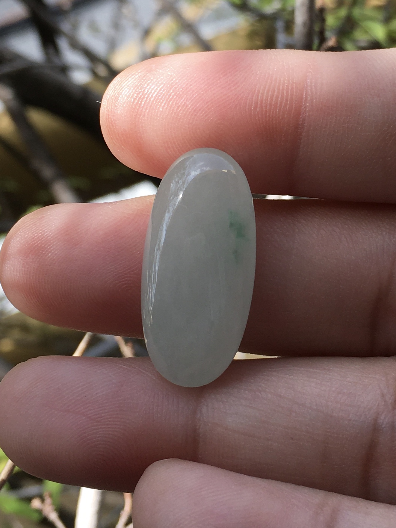 JADE หยกแท้ 18.58 กะรัต หยกแท้ สีเขียวอ่อนหวาน น่ารักสุดๆ ผิวดี เม็ดโต ทรงสวยมาก