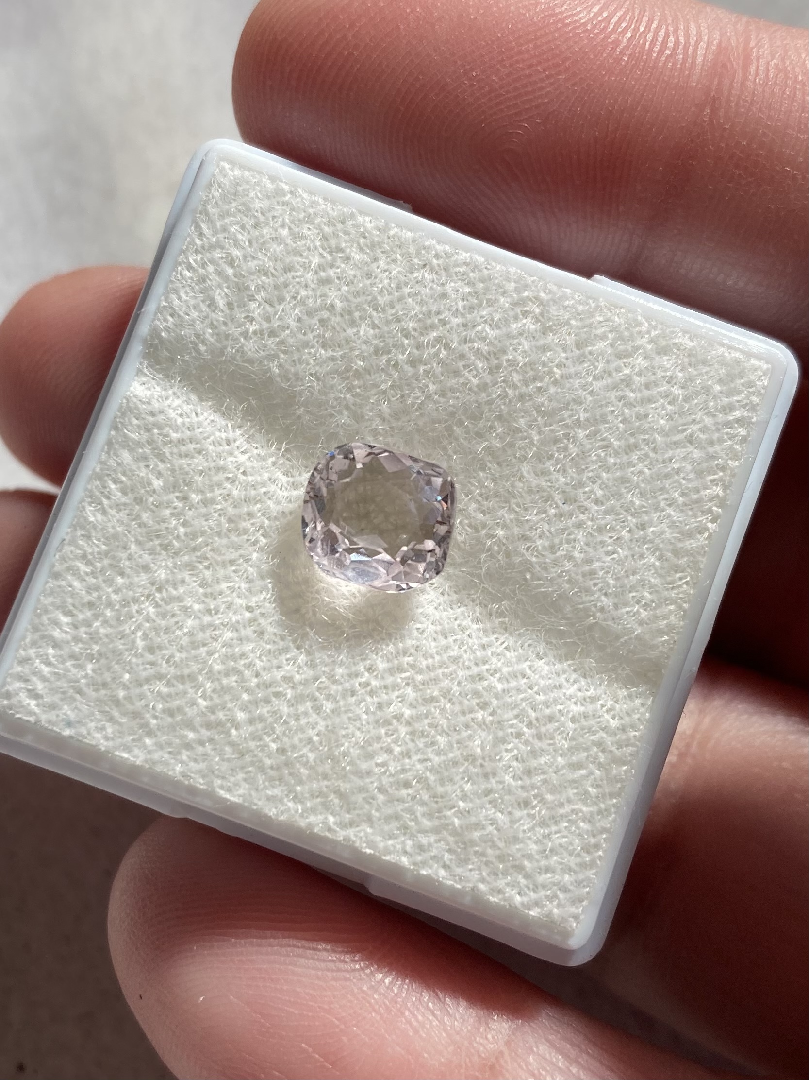 Kunzite คุนไซต์แท้ 1.62 กะรัต ทรงหมอน สีชมพูอ่อนใส ไฟดีวิบวับ หวานม๊ากค่ะ