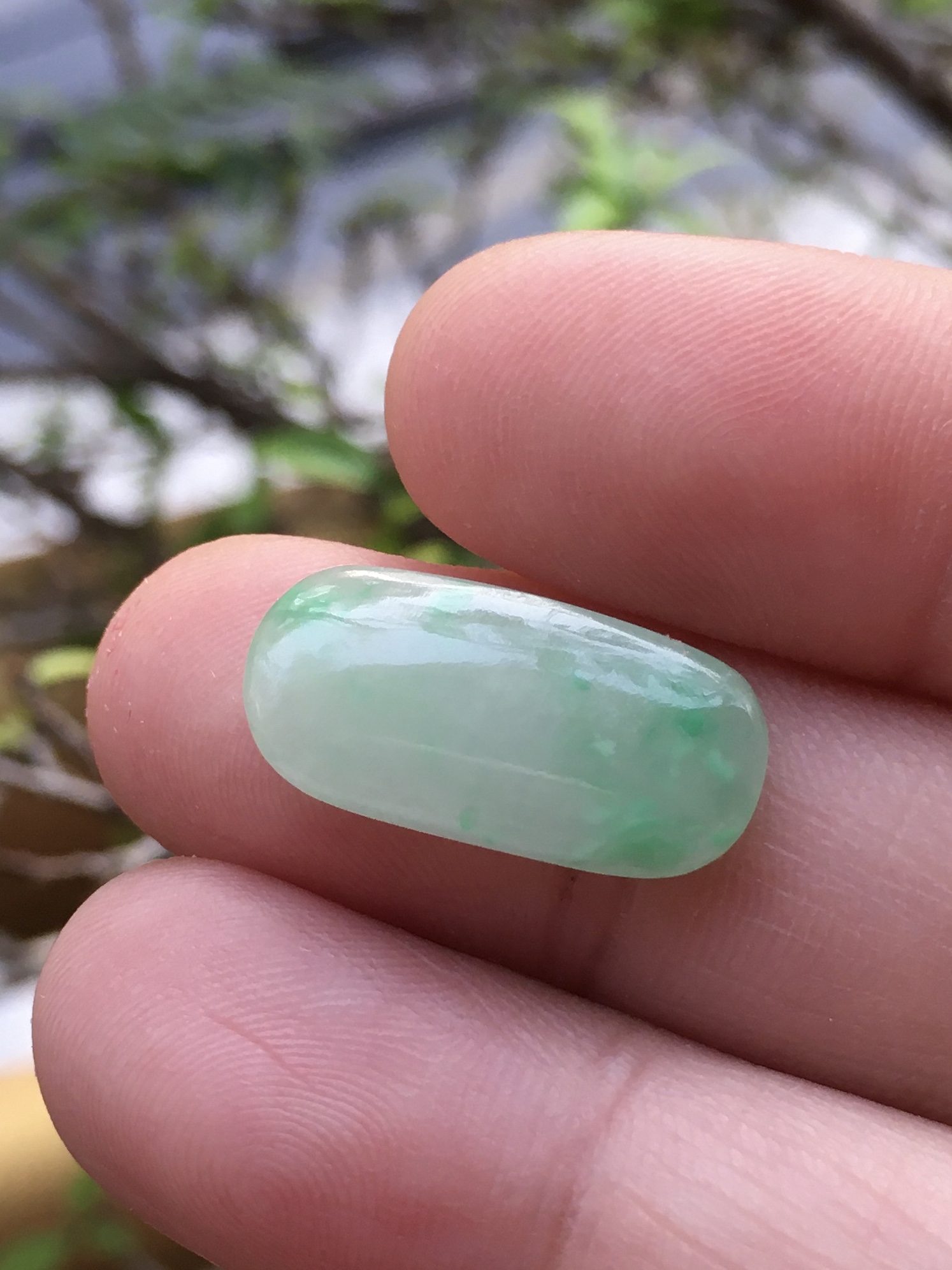 (สวยหวาน) JADE หยกแท้ 7.45 กะรัต หยกเขียวอ่อนเนื้อสวย ติดเขียวแอปเปิ้ล ทรงสวย