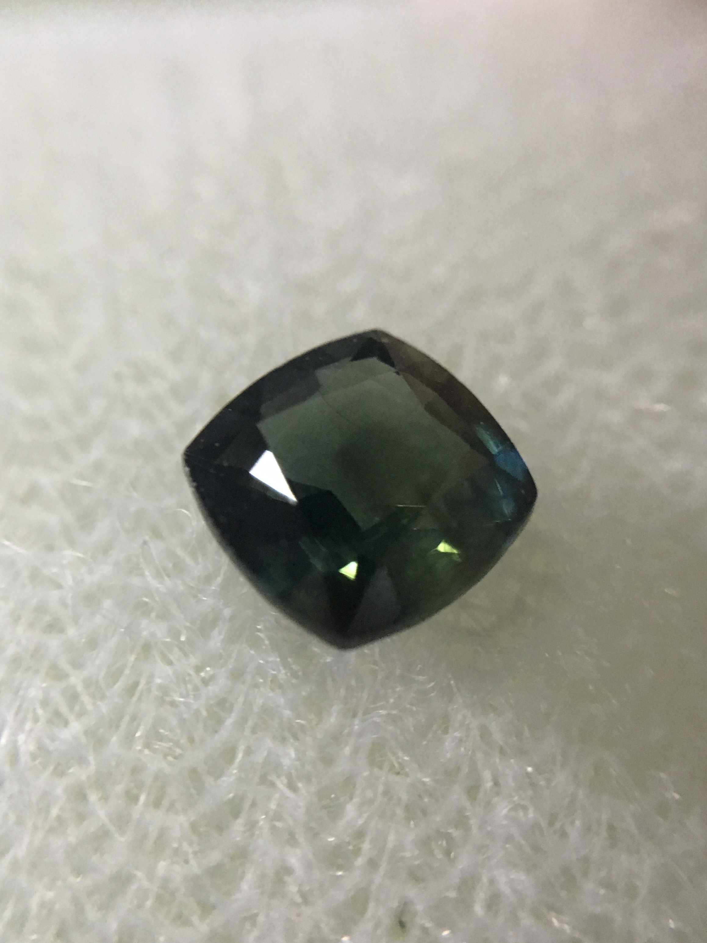 GREEN SAPPHIRE เขียวส่องแท้ 0.69 กะรัต พลอยเนื้อสะอาด สีสวย ไฟดี