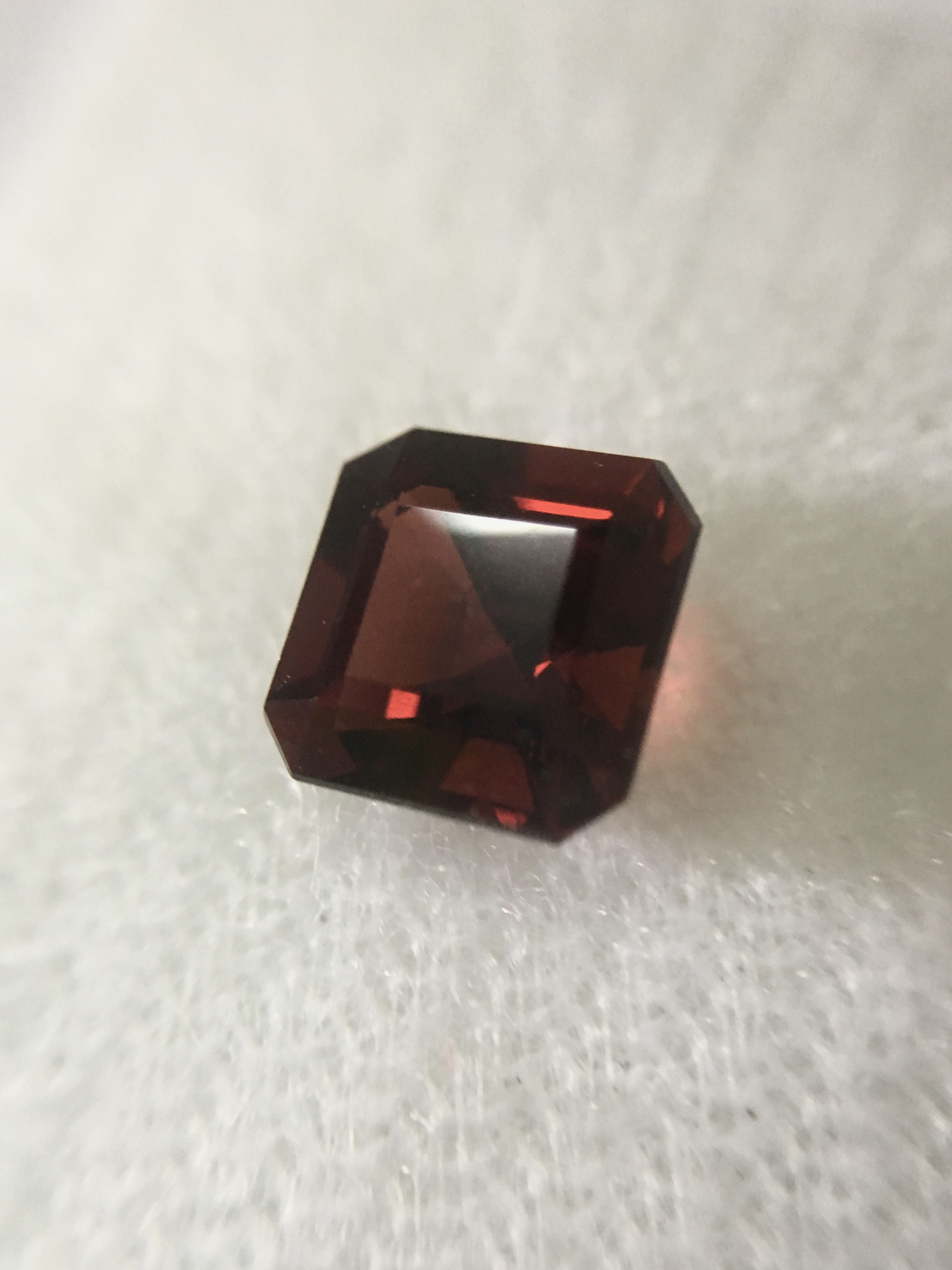 GARNET โกเมนแท้ 1.93 กะรัต พลอยดิบ สีแดงฉ่ำลึก ไฟดี เม็ดนี้สวยมากค่ะ