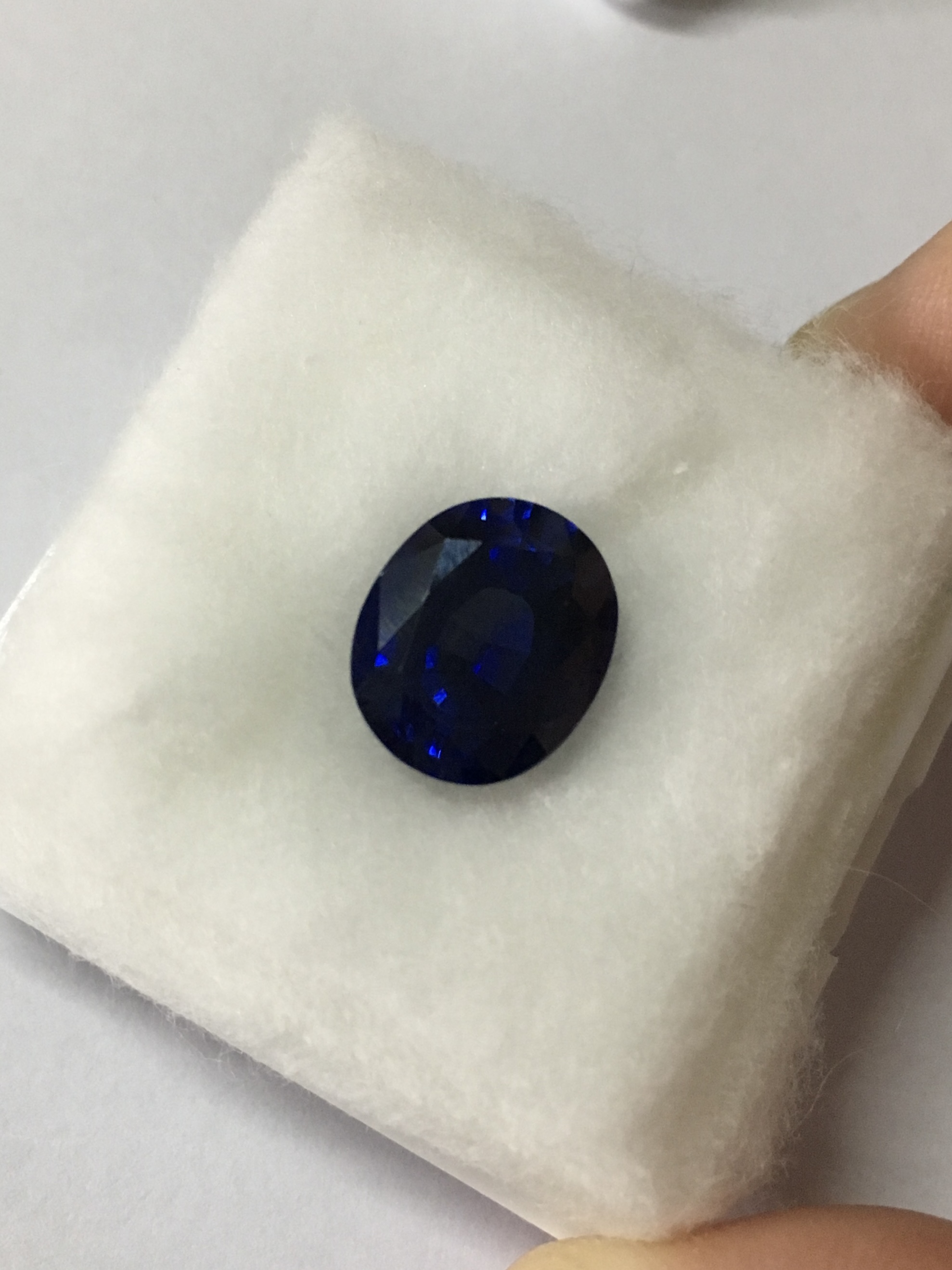 (พลอยโคลนนิ่ง สวยเหมือนยันเงา) ไพลินสังเคราะห์ 6.59 กะรัต เนื้อใส ไฟดี สีสวย เหมือนพลอยแท้ม๊ากก