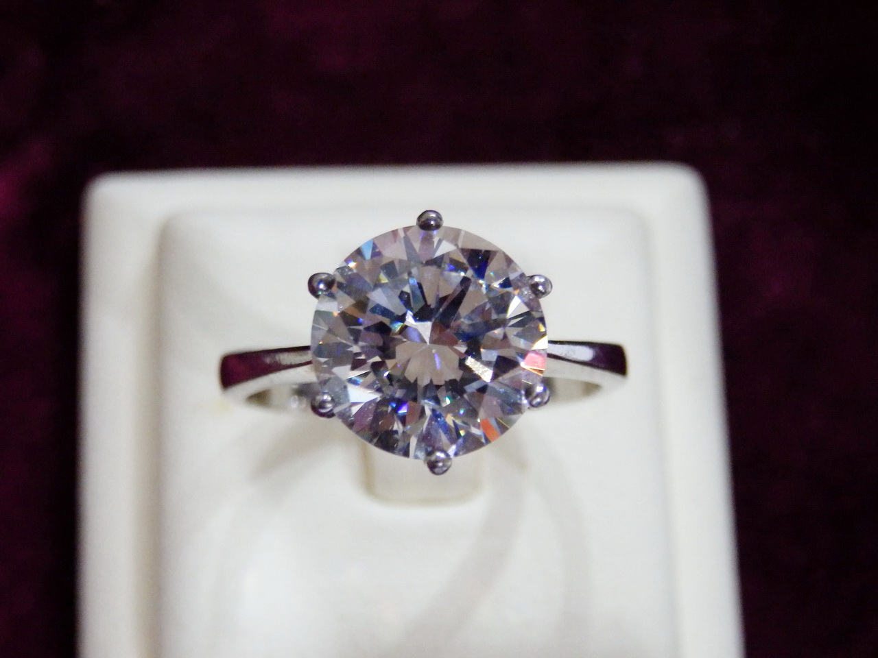 (ลดครึ่งราคา)v14601แหวนเพชรชูขนาด 10 มม.น้ำงาม เพชรโคลนนิ่ง สวยเหมือนจริง ราคาเบาหวิว