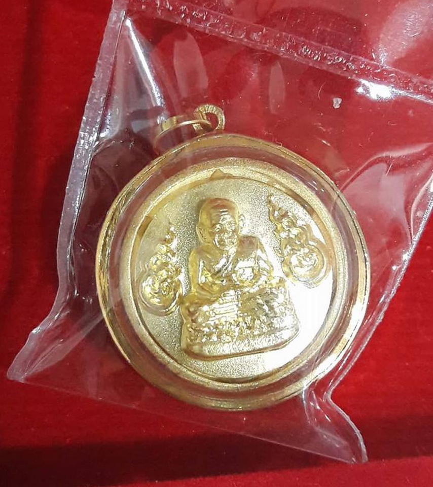 (ลดแรง พระเลี่ยมทองแท้)พระประจำวันเกิด วันจันทร์ หลังหลวงพ่อเงิน เลี่ยมทองแท้ ล้อมเพชรสวิส ใส่สวย เสริมราศี