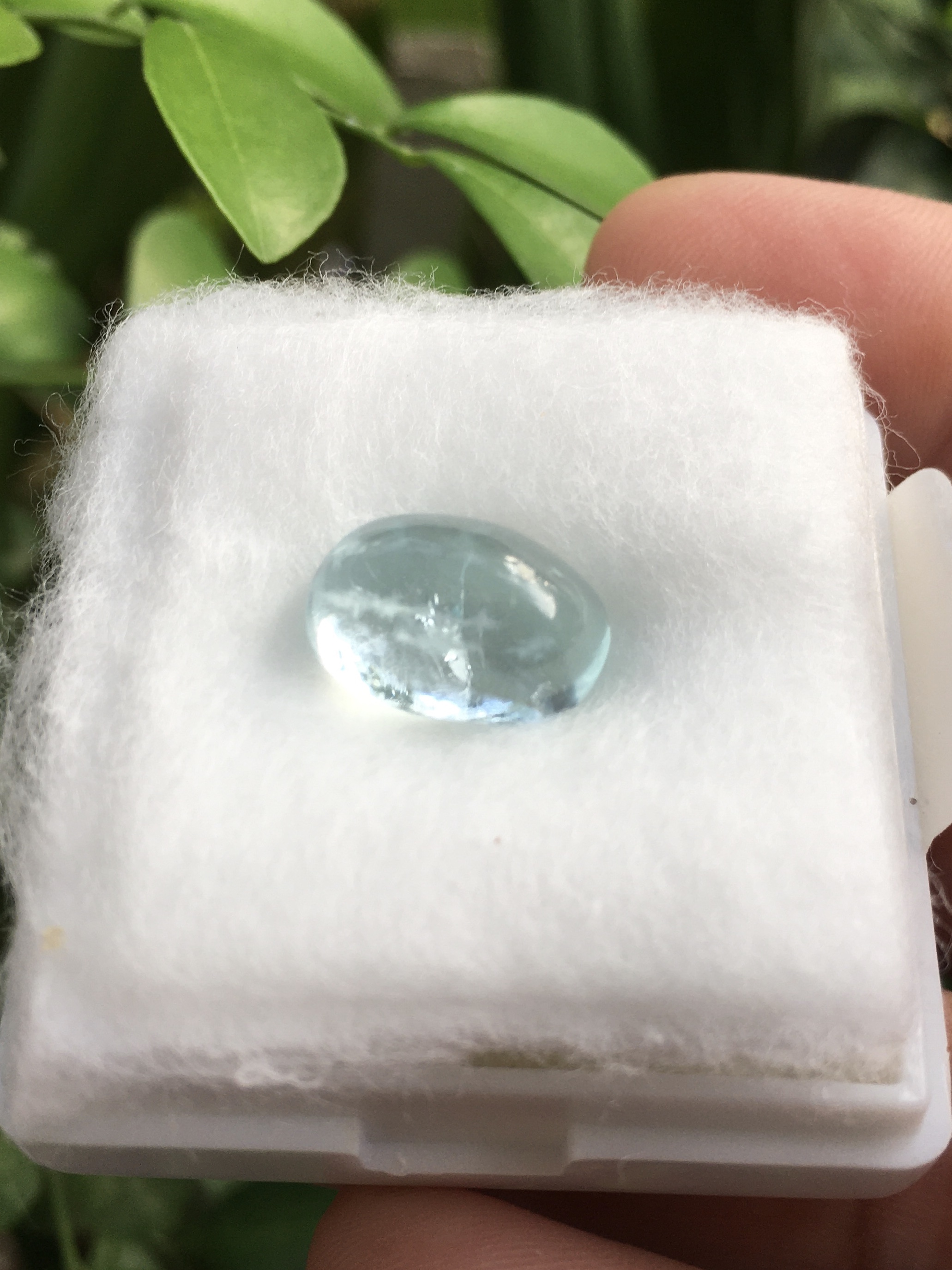 AQUAMARINE อความารีนแท้ 5.7 กะรัต ทรงไข่ เนื้อใสติ๊ง สีฟ้าอ่อนใส หวานม๊าก เม็ดนี้ติดรุ้งด้วยนะคะ