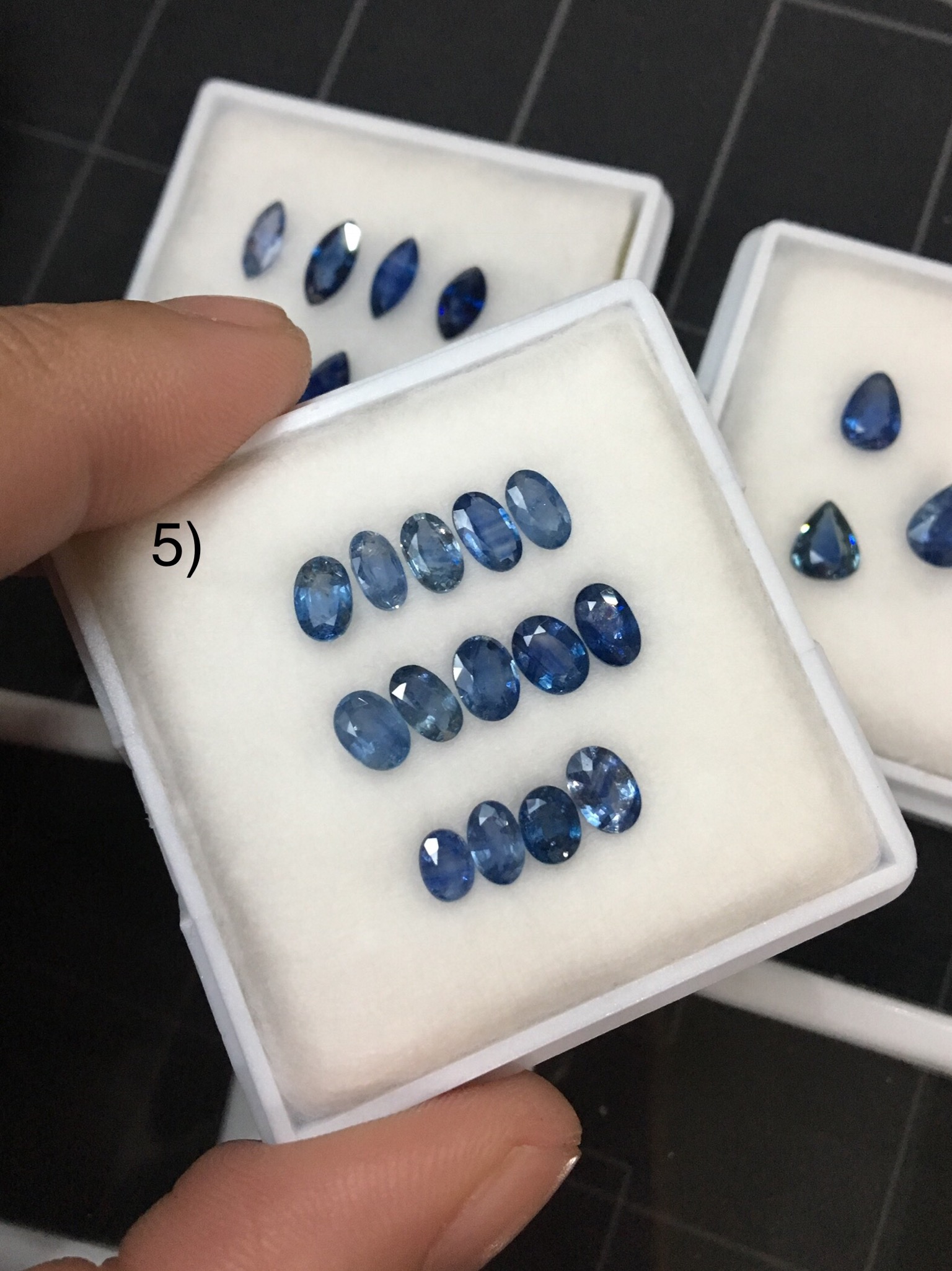 (ไพลินแท้ 990 ทุกกล่อง) ไพลินแท้ คละเชฟ คละไซส์ ราคาพิเศษเว่อร์ๆ ไม่พอใจยินดีคืนเงินจ้า