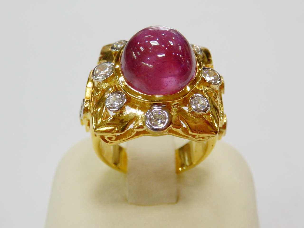 n221แหวนทับทิมสีหวาน ประดับเพชรบนตัวเรือนลายไทย สวยใหญ่ไม่เหมือนใคร ใส่ได้ทั้งชายหญิงค่ะ