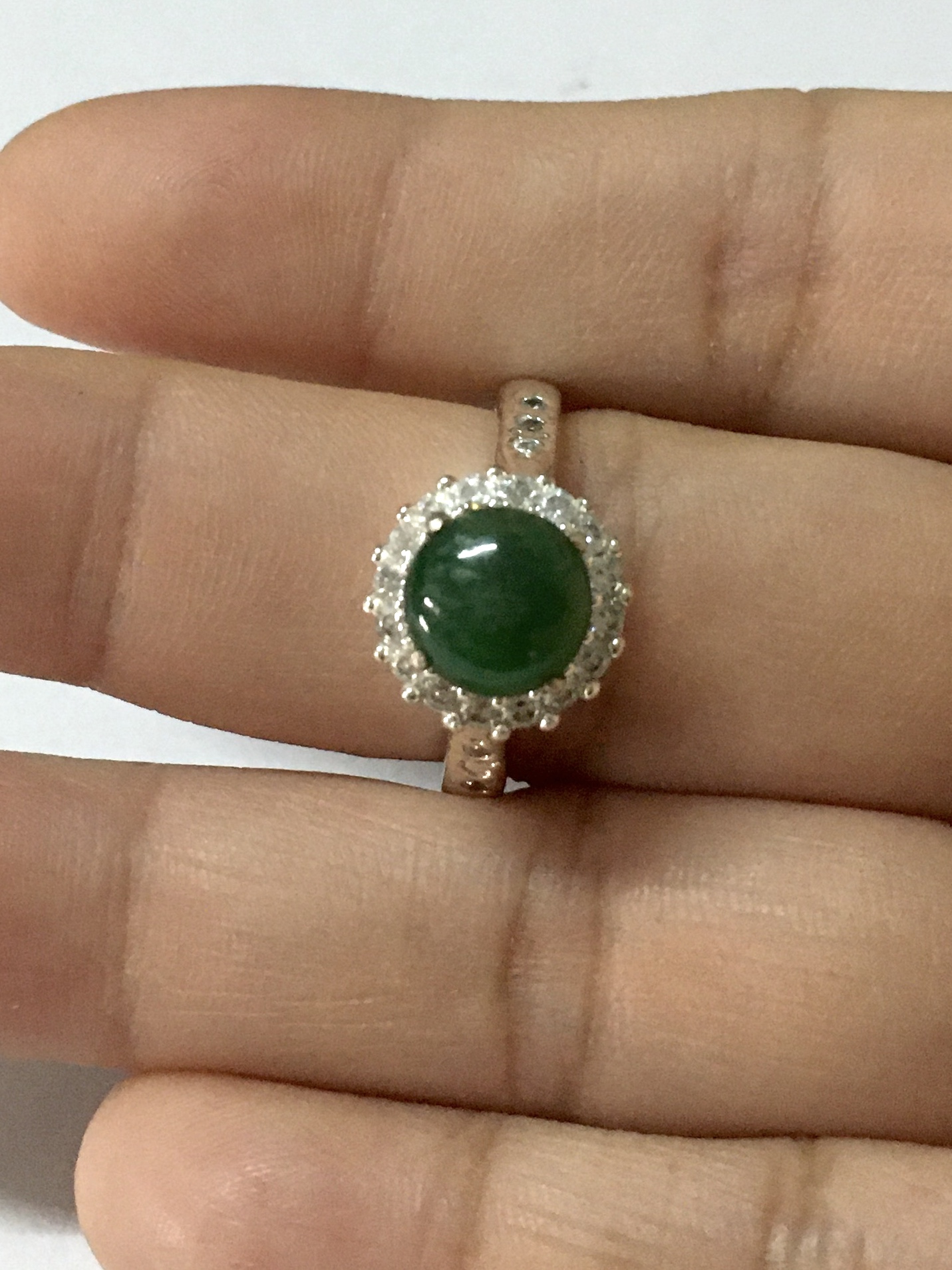 JADE แหวนหยกแท้ ทรงกลม 8 มม. หยกพม่า ไทป์ เอ พร้อมตัวเรือนล้อมเพชรczเกรดดี พร้อมใช้งาน