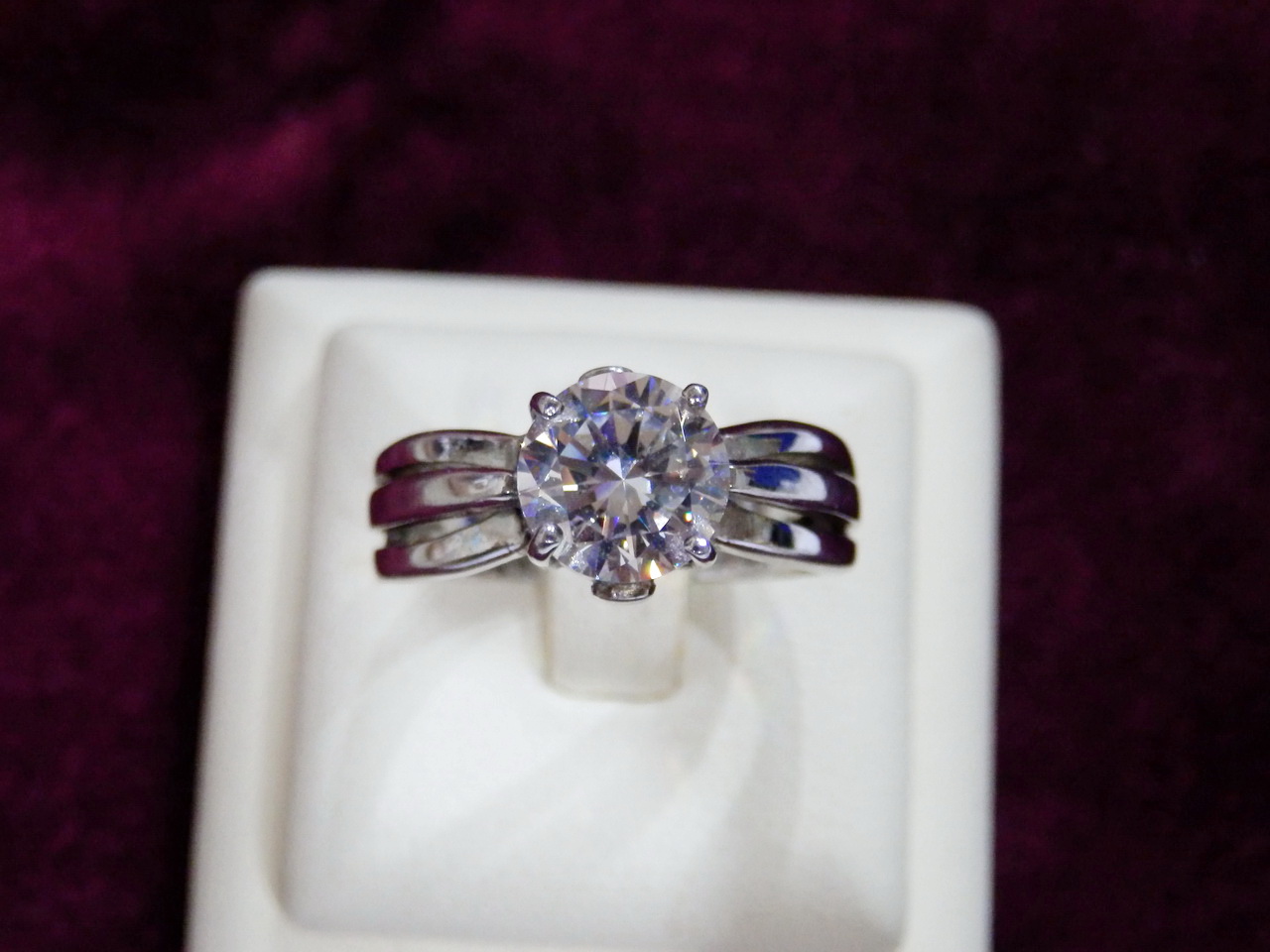 (ลดครึ่งราคา)V14602แหวนเพชรชูขนาด 8 มม.น้ำงาม เพชรโคลนนิ่ง สวยเหมือนจริง ราคาเบาหวิว