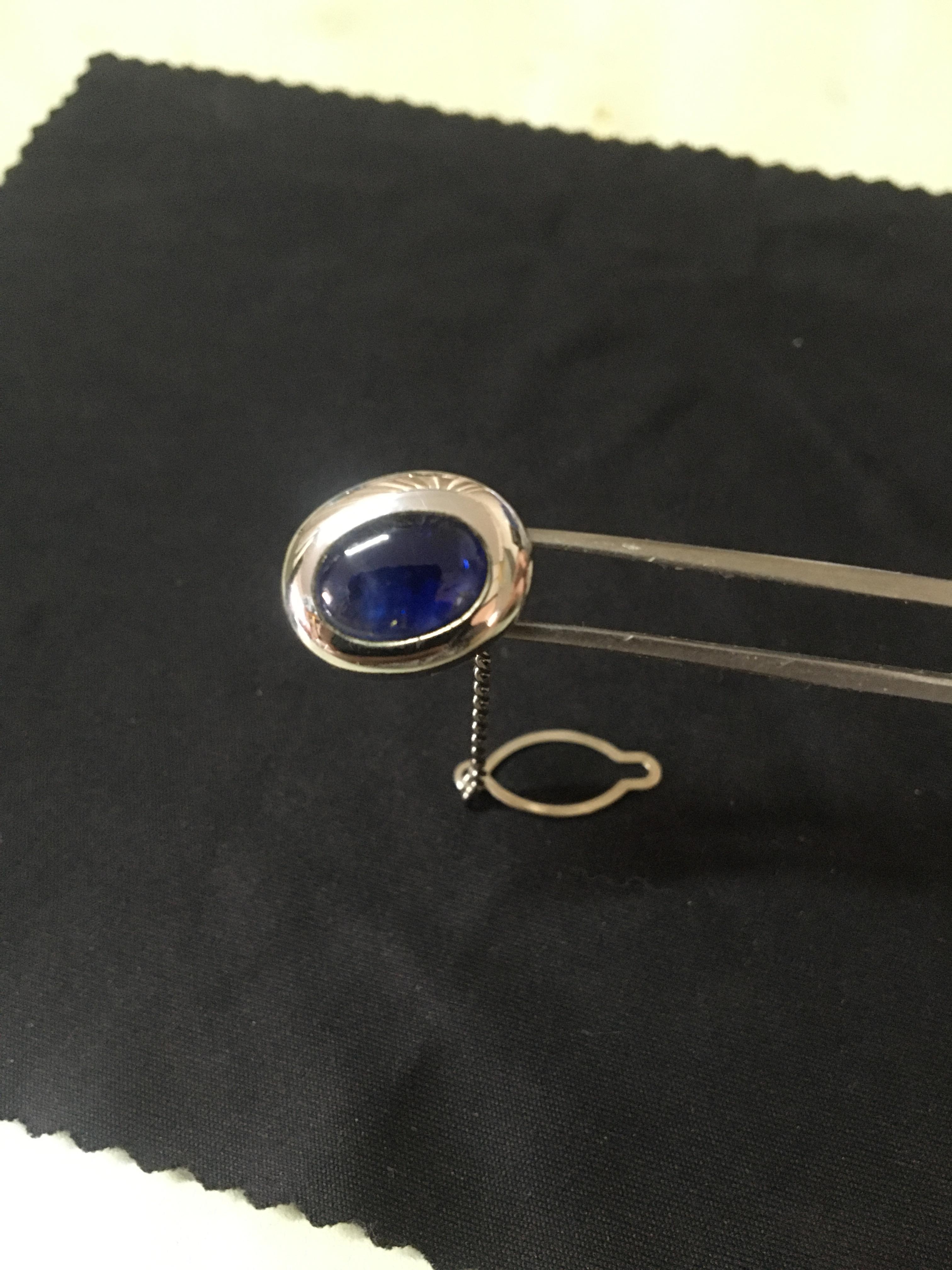 เข็มกลัดติดเนคไท เรือนเงินประดับไพลินแท้ สีสวยสด ทรงดี งานเนี๊ยบ มากเว่อร์