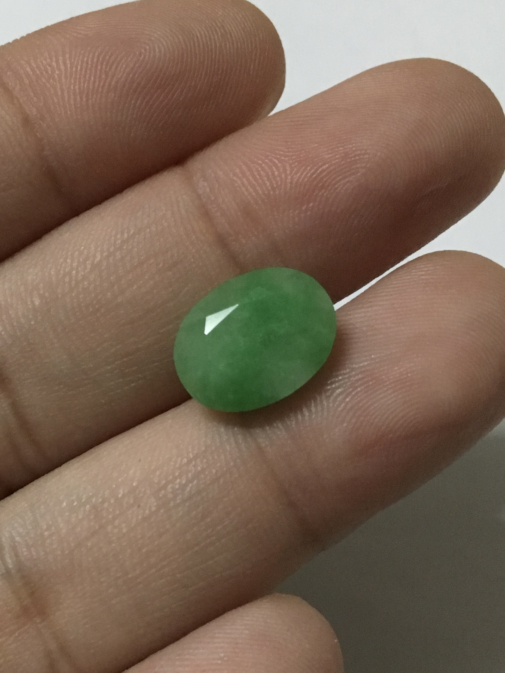 JADEITE หยกแท้ 4 cts. เจียรเหลี่ยมเนื้อดี สีน่ารัก ใช้งานได้ทั้งสองด้าน