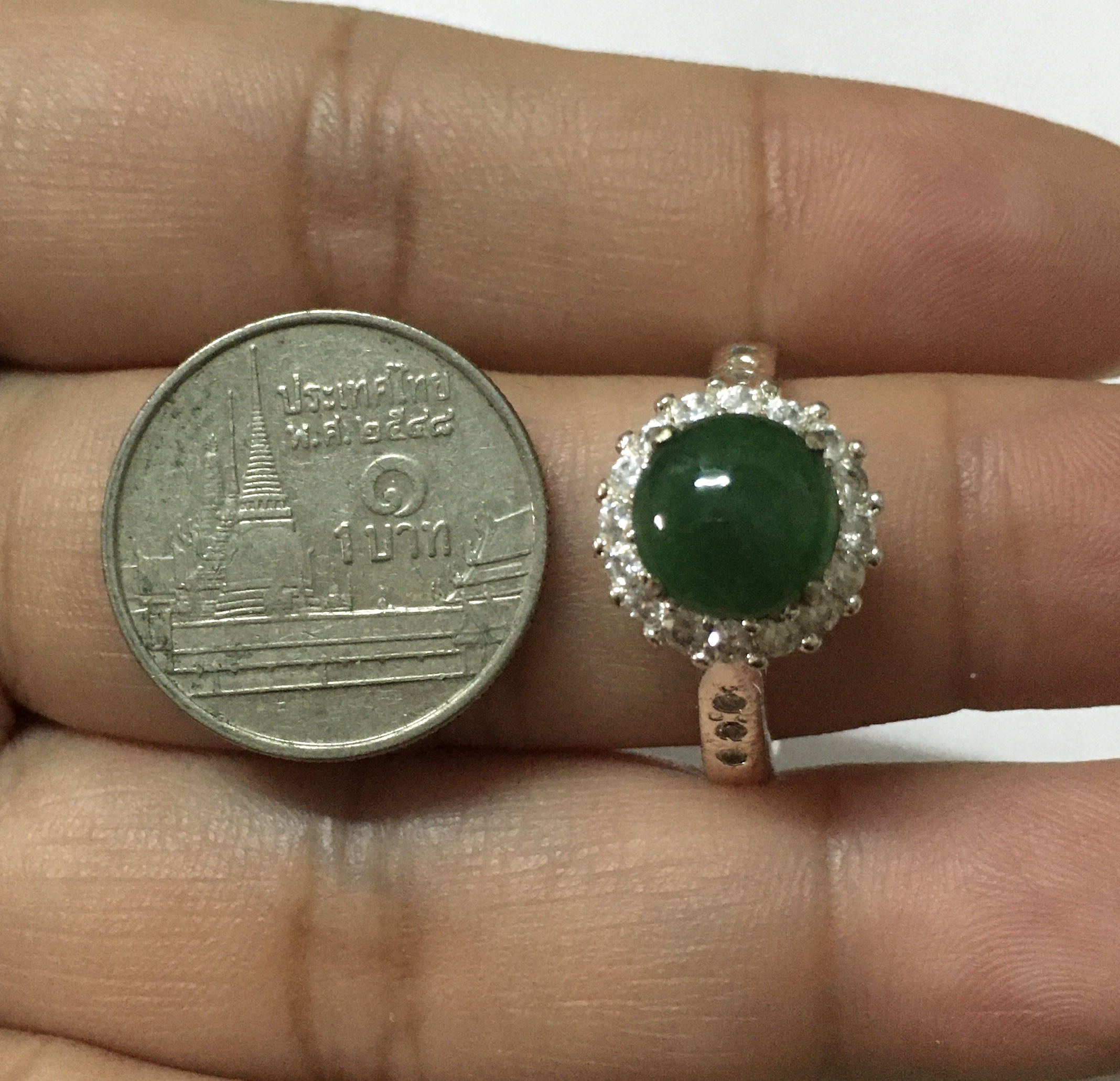 JADE แหวนหยกแท้ ทรงกลม 8 มม. หยกพม่า ไทป์ เอ พร้อมตัวเรือนล้อมเพชรczเกรดดี พร้อมใช้งาน