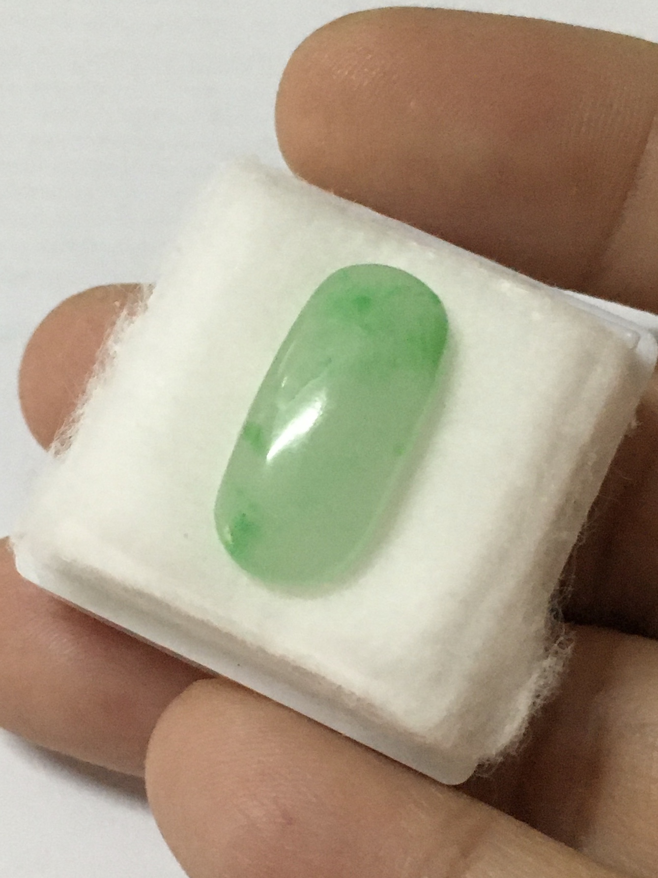 (สวยหวาน) JADE หยกแท้ 7.45 กะรัต หยกเขียวอ่อนเนื้อสวย ติดเขียวแอปเปิ้ล ทรงสวย