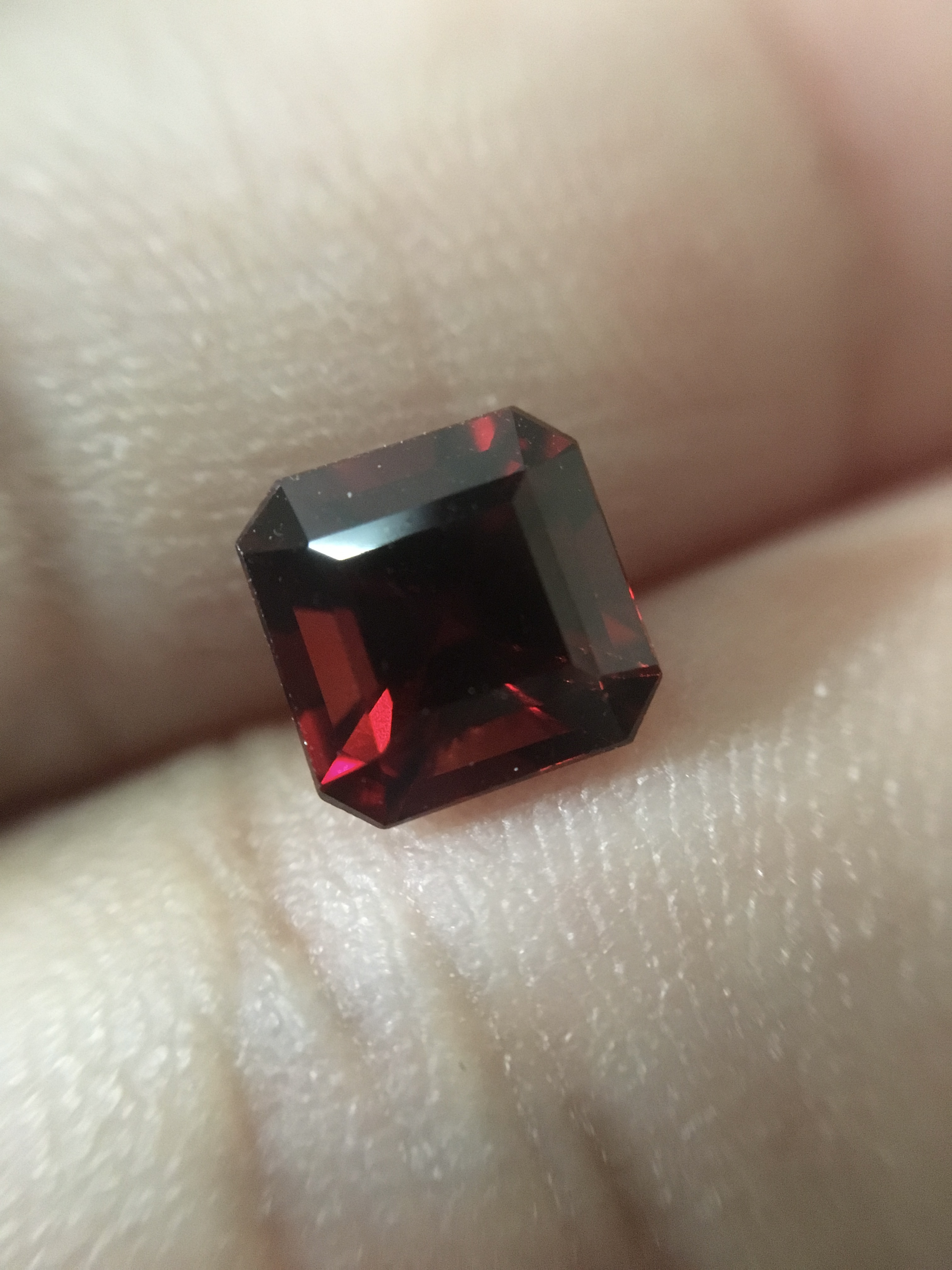 GARNET โกเมนแท้ 1.93 กะรัต พลอยดิบ สีแดงฉ่ำลึก ไฟดี เม็ดนี้สวยมากค่ะ