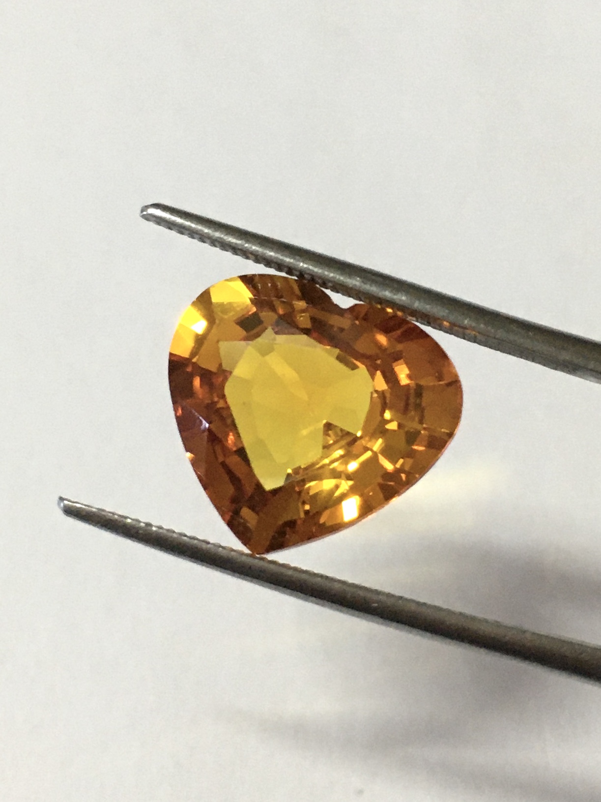 บุษราคัม โคลนนิ่ง 6.7 กะรัต พลอยสังเคราะห์เนื้อแข็ง ทรงหัวใจ เหลี่ยมคมเนื้อสวยจัด ไฟดีม๊าก