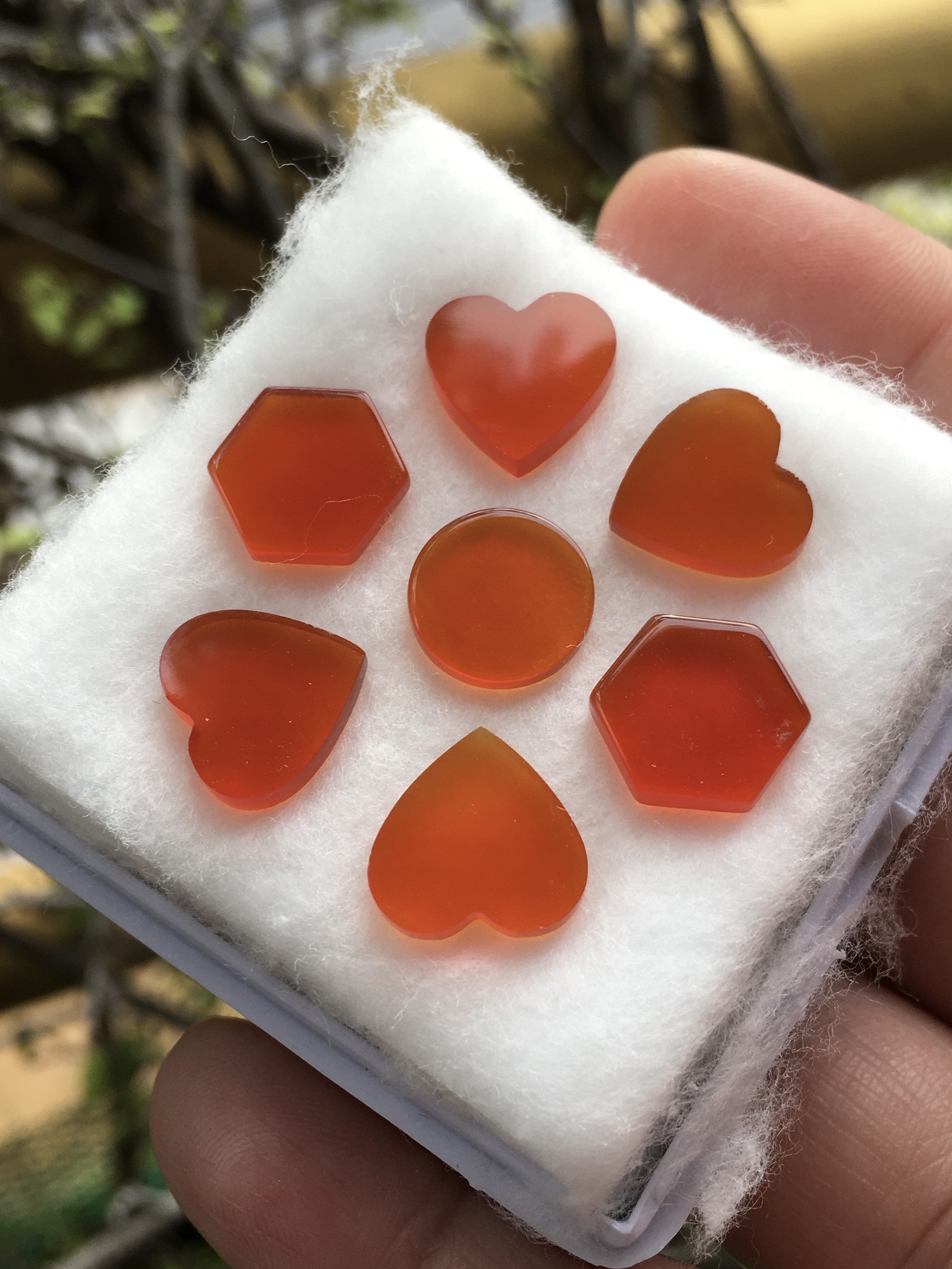 (เหมากล่อง) คาร์เนเลี่ยนแท้ แผ่นเรียบ หัวใจ กลม หกเหลี่ยม เนื้อสะอาด สีสวย เหมาะทำข้อมือหรือเครื่องประดับดีไซน์เกร๋ๆ