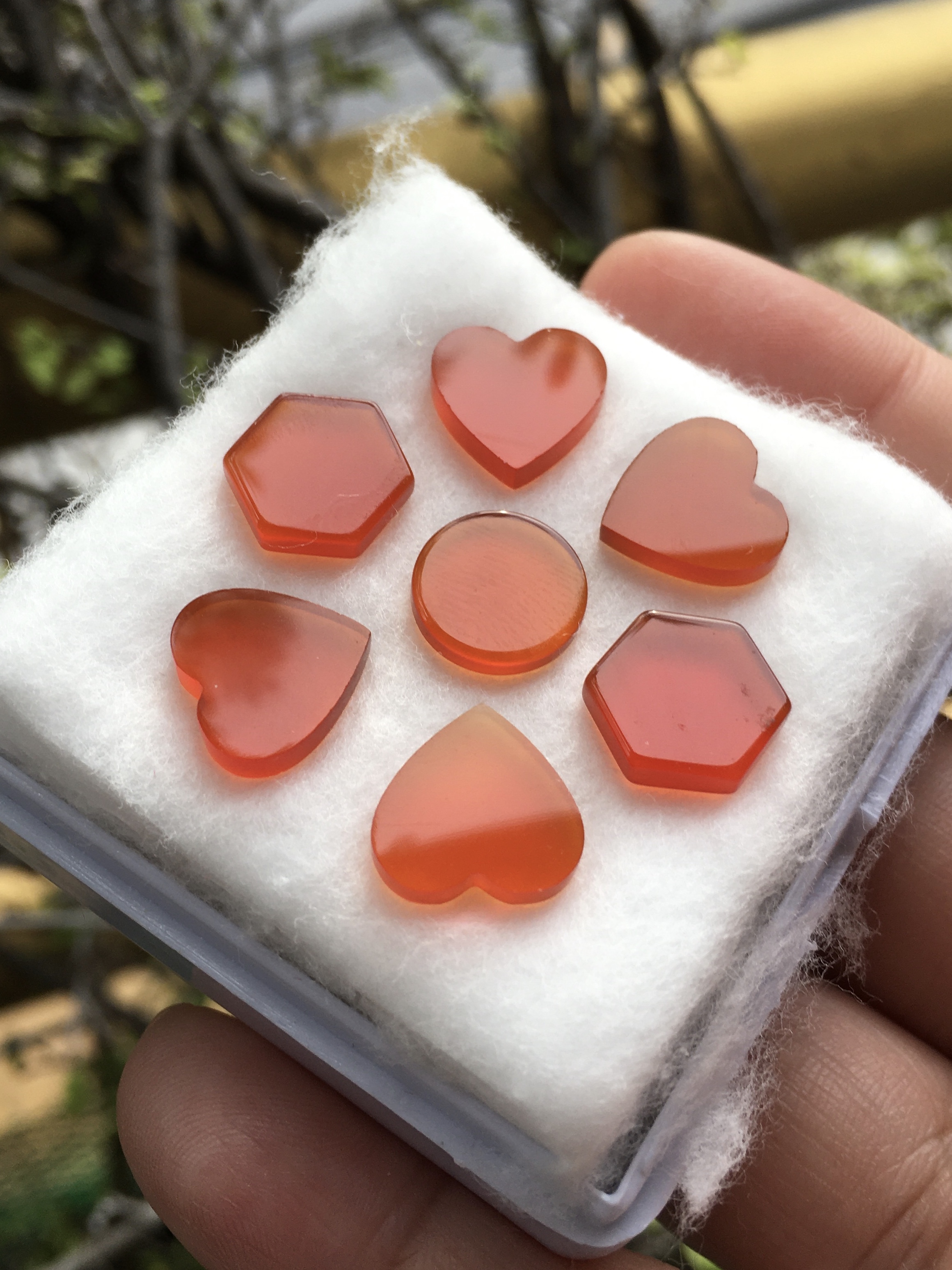 (เหมากล่อง) คาร์เนเลี่ยนแท้ แผ่นเรียบ หัวใจ กลม หกเหลี่ยม เนื้อสะอาด สีสวย เหมาะทำข้อมือหรือเครื่องประดับดีไซน์เกร๋ๆ