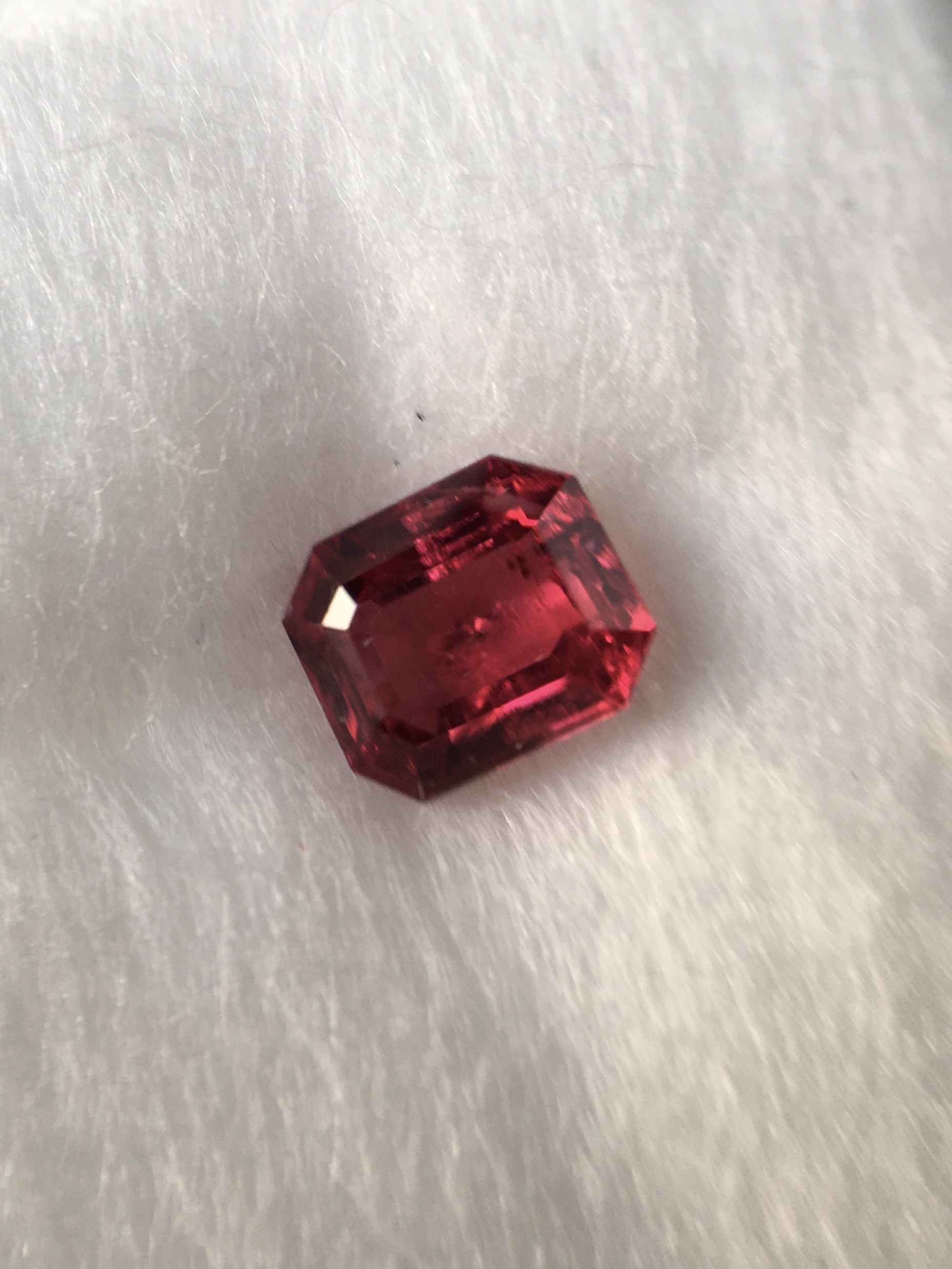 SPINEL สปิเนลแท้ 0.58 กะรัต พลอยดิบ สีแดงสดจัด ไฟดี สีสวยค่ะ ไซส์จิ๋ว สเปคแจ๋ว น่าเก็บค่ะ
