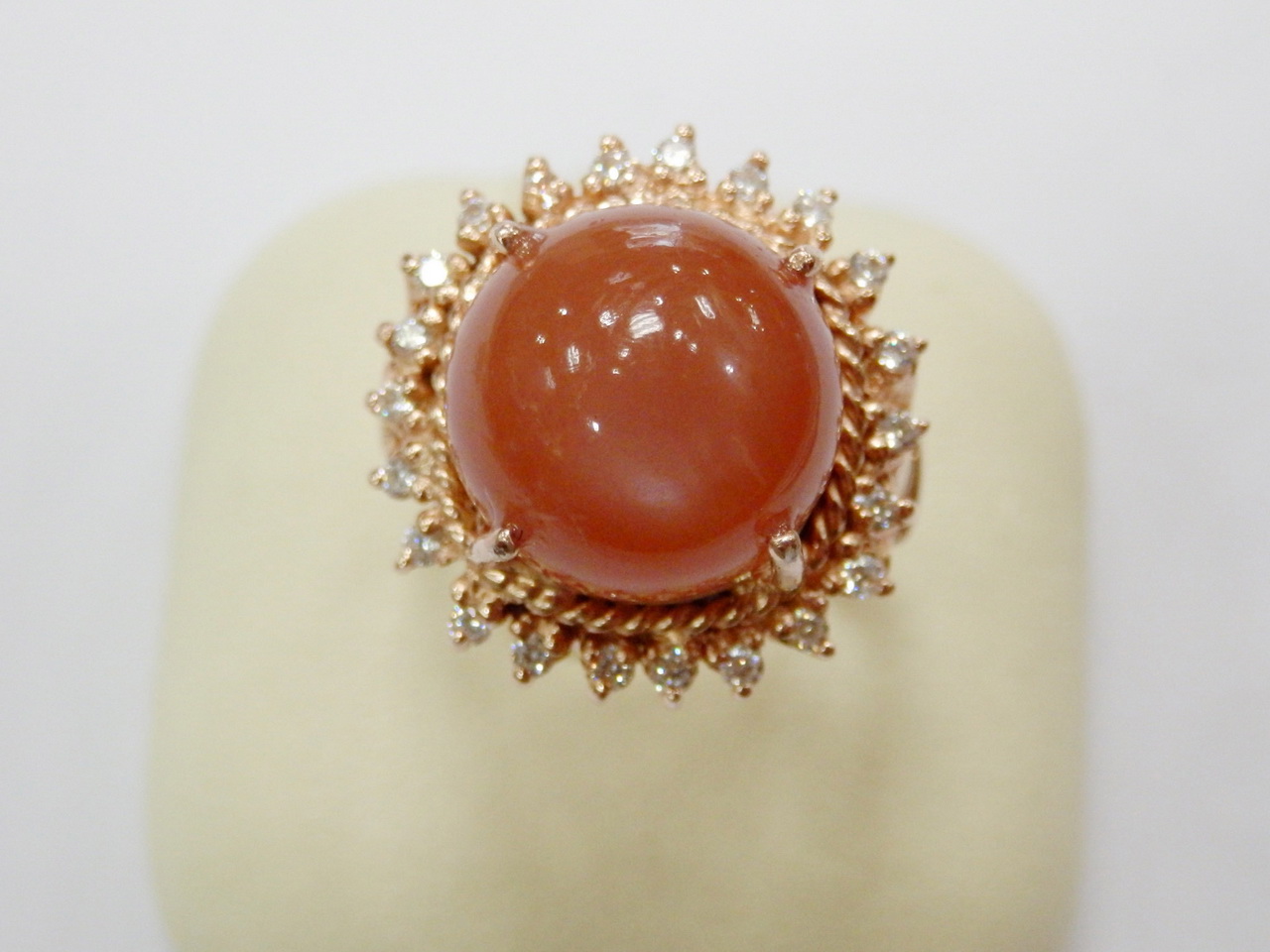 n220แหวนมูนสโตนล้อมเพชรพิ๊งโกลด์ สวย หวานมากๆค่ะ