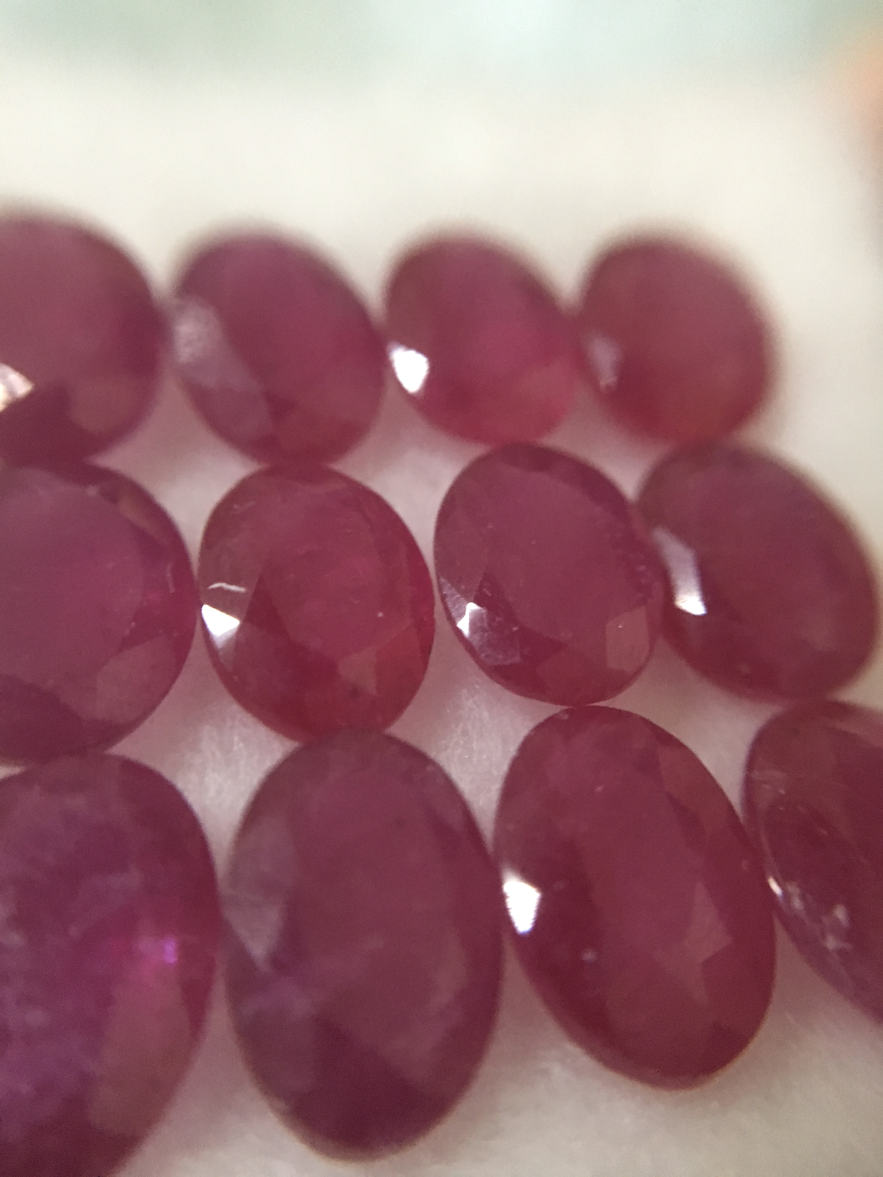 RUBY ทับทิมแท้ 12 เม็ด หนักรวม 12.19 กะรัต สีสวยหวานมาก ขนาดเหมาะทำข้อมือ สร้อยคอพลอย น่ารักๆค่ะ