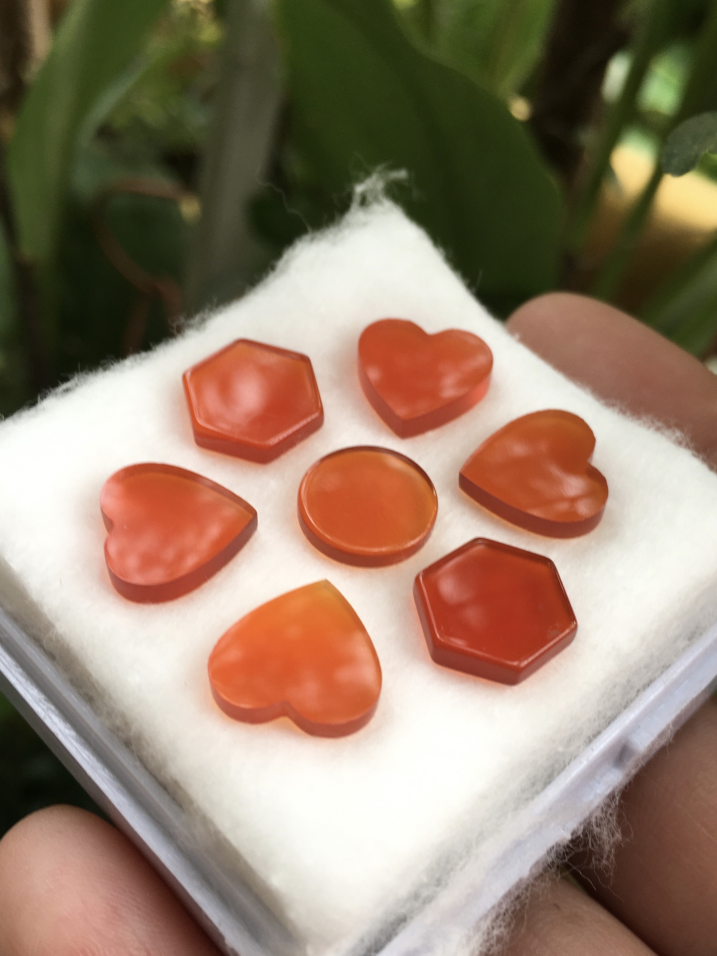 (เหมากล่อง) คาร์เนเลี่ยนแท้ แผ่นเรียบ หัวใจ กลม หกเหลี่ยม เนื้อสะอาด สีสวย เหมาะทำข้อมือหรือเครื่องประดับดีไซน์เกร๋ๆ