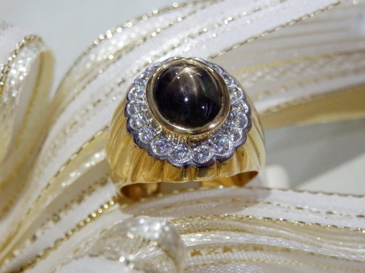 M146 แหวนชาย black star sapphire แท้ 4.5 กะรัต ล้อมเพชร พลอยสวยมีเสน่ห์มากๆค่ะ