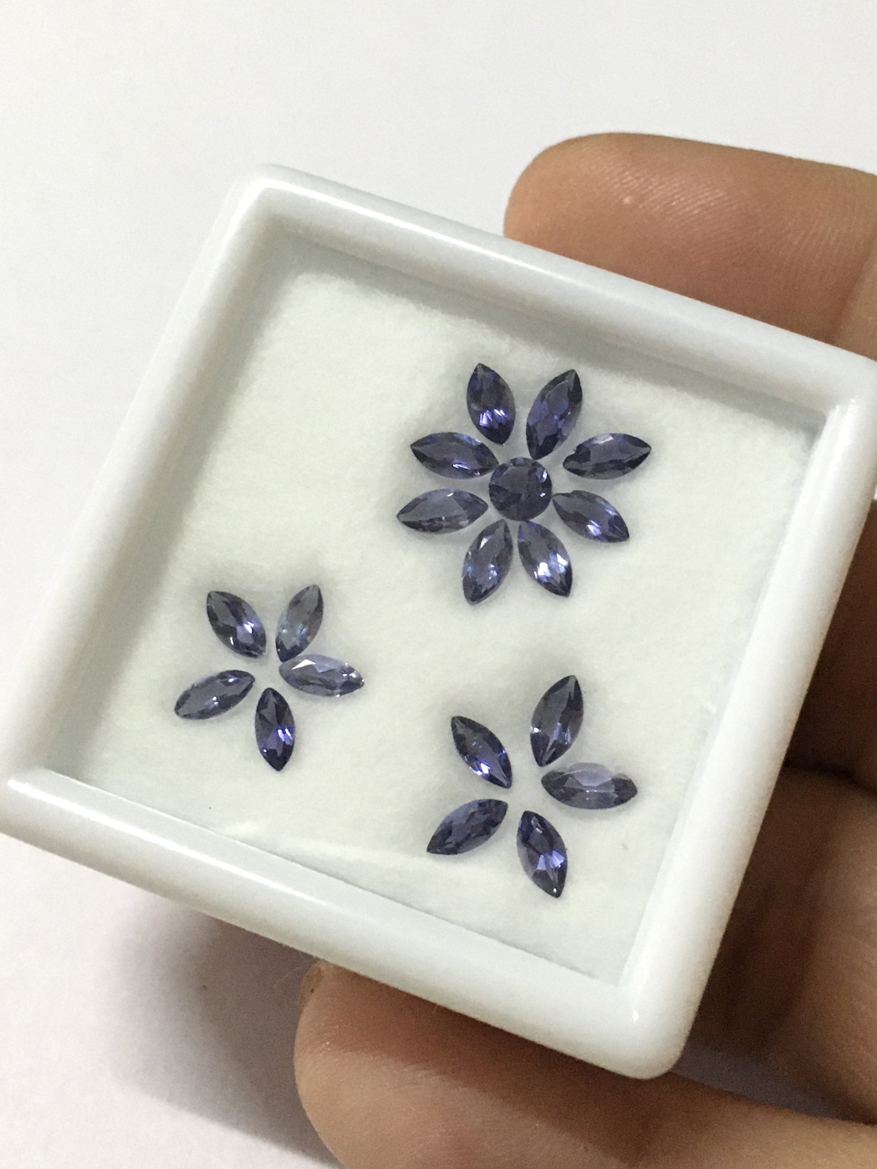 (เหมากล่อง) IOLITE ไอโอไลต์ 19 เม็ด 2.23 กะรัต พลอยแท้ หวานเจี๊ยบ จัดเซต แหวน ต่างหู น่ารักมากกกก