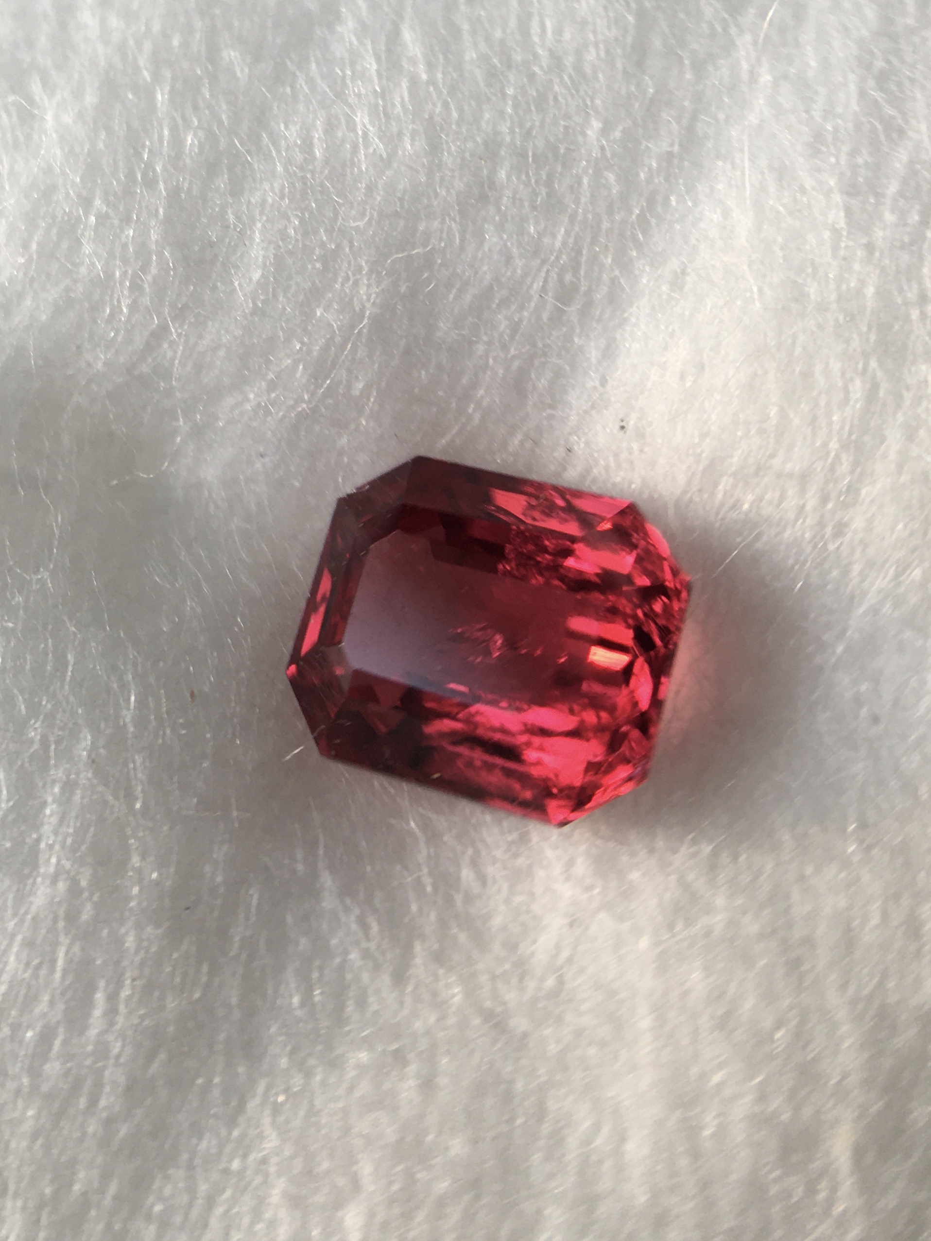 SPINEL สปิเนลแท้ 0.58 กะรัต พลอยดิบ สีแดงสดจัด ไฟดี สีสวยค่ะ ไซส์จิ๋ว สเปคแจ๋ว น่าเก็บค่ะ