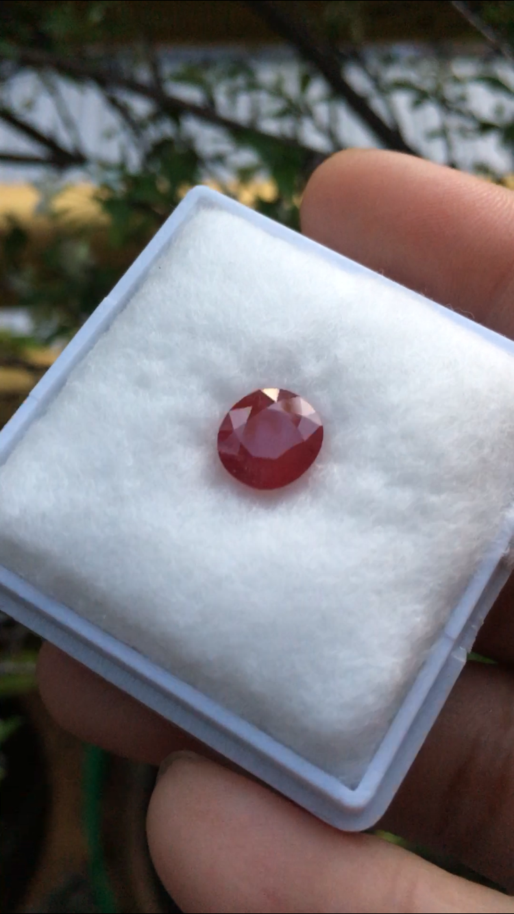 RUBY ทับทิมแท้ 2.79 กะรัต สีแดงสดฉ่ำมาก ฟรี เพชรcz เกรดสวย จัดชุดสำหรับทำแหวนไปเลยจ้า