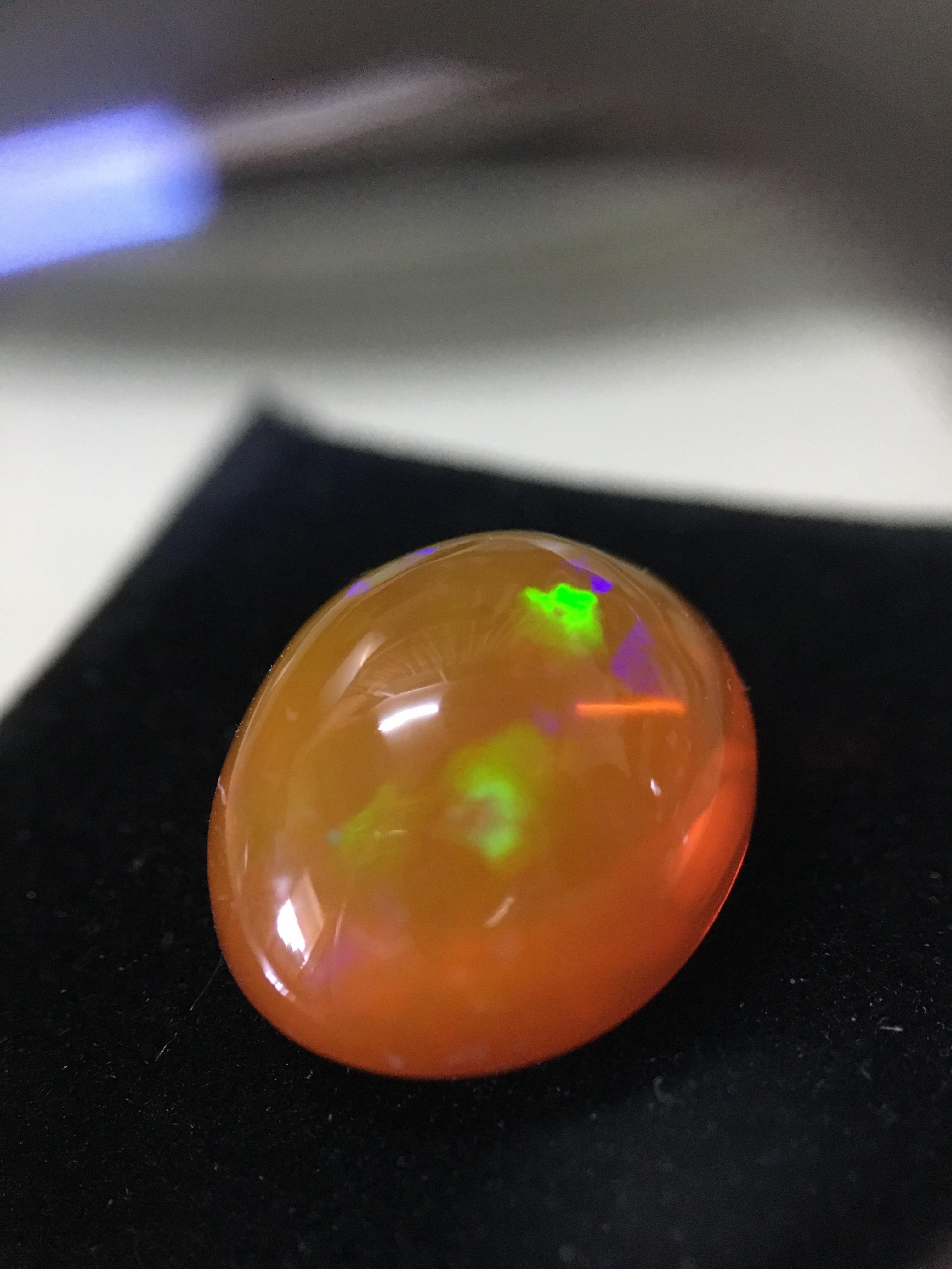 FIRE OPAL โอปอลไฟ แท้ 6.8 กะรัต ทรงไข่อ้วนๆ รุ้งหลากสี สวยธรรมชาติสร้าง