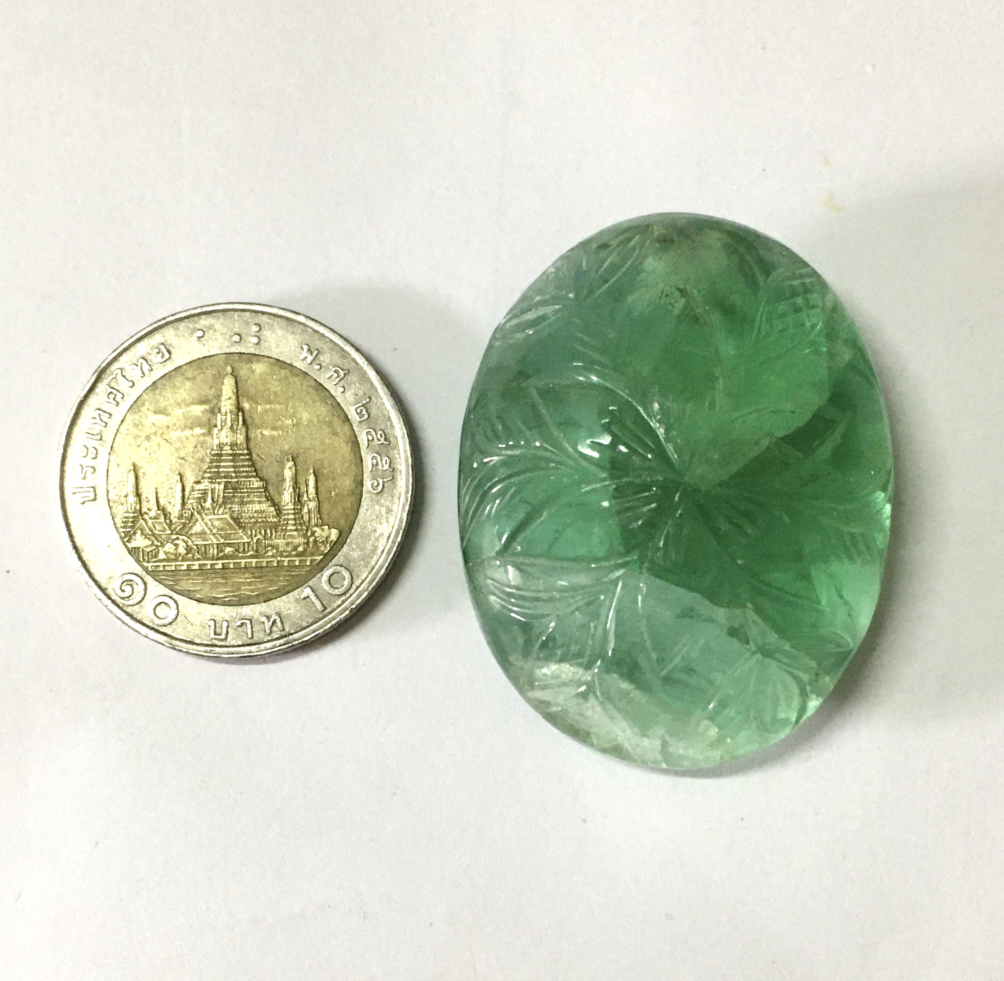 (Big size) FLUORITE ฟลูออไรท์ แท้ 147 กะรัต เม็ดโต สีเขียวโทนหวานๆ แกะลายดอกไม้หน้าหลัง งานมือหายาก มีตำหนิในเนื้อตามธรรมชาติ