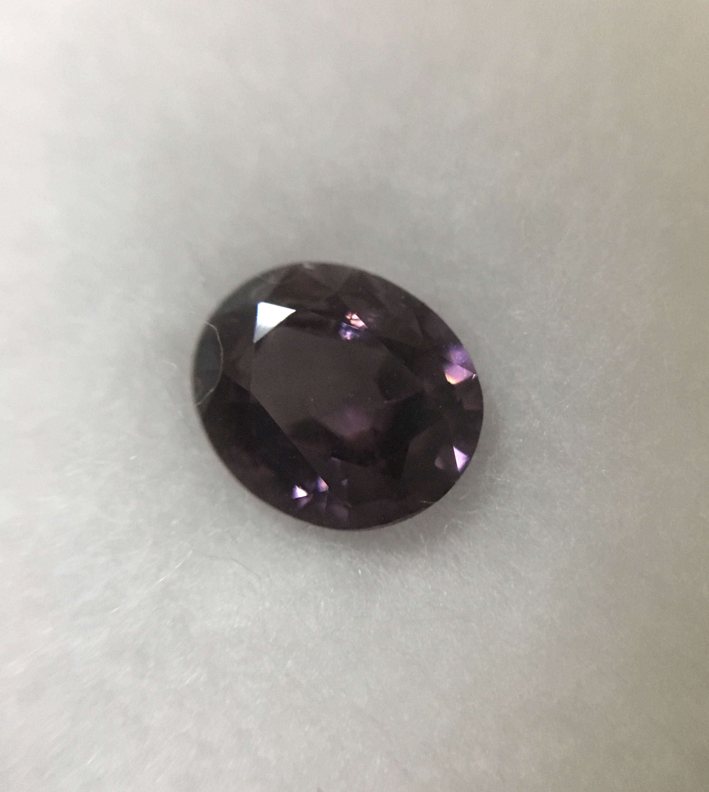 SPINEL สปิเนลแท้ 0.68 กะรัต พลอยดิบเนื้อดี สีสวย ไฟดีมากค่ะ