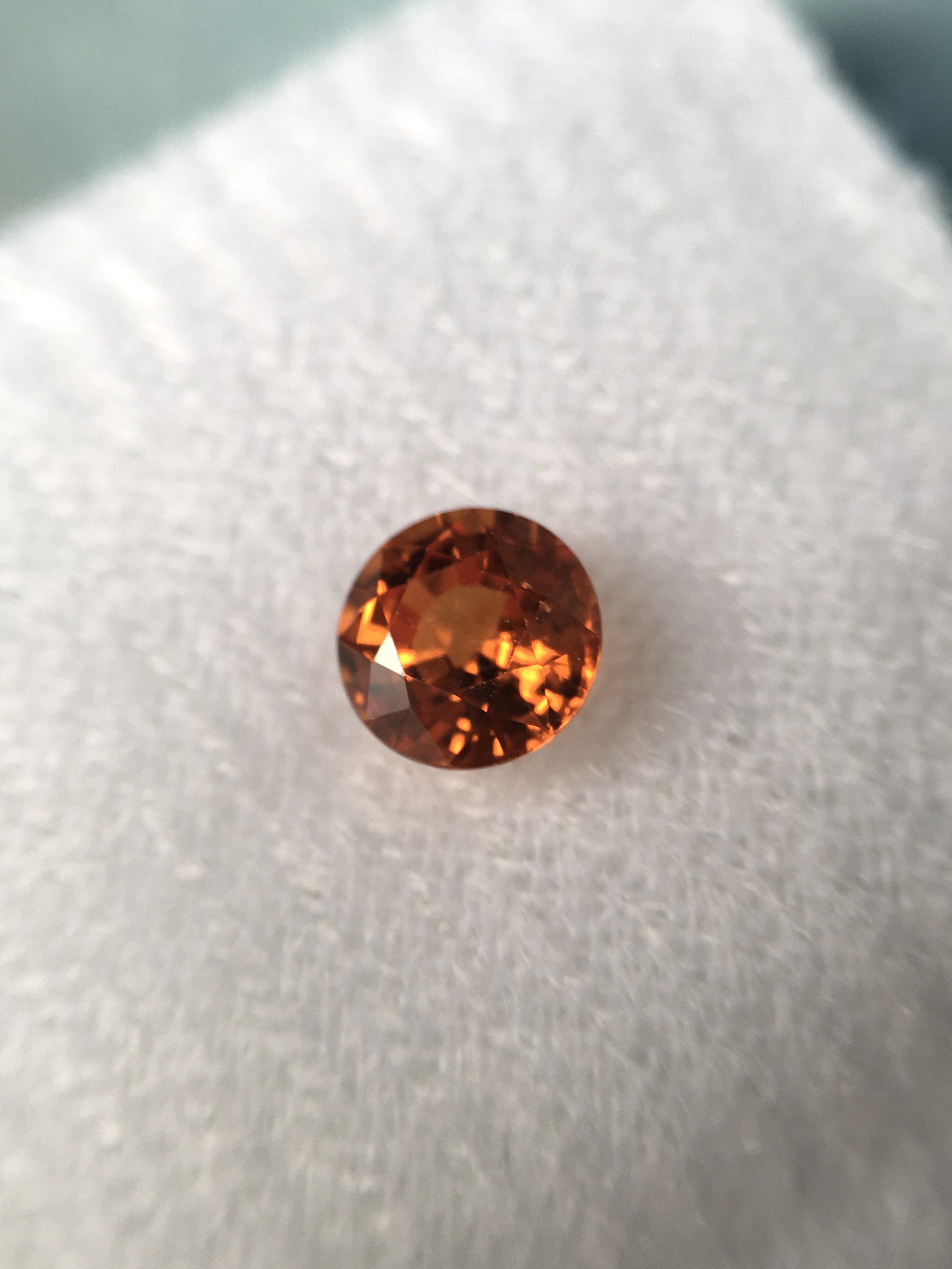 SPESSARTITE สเปซซาไทต์แท้ 0.80 กะรัต พลอยดิบ ธรรมชาติ เนื้อสะอาดใส ไฟดีม๊ากกก สีส้มสดสวย