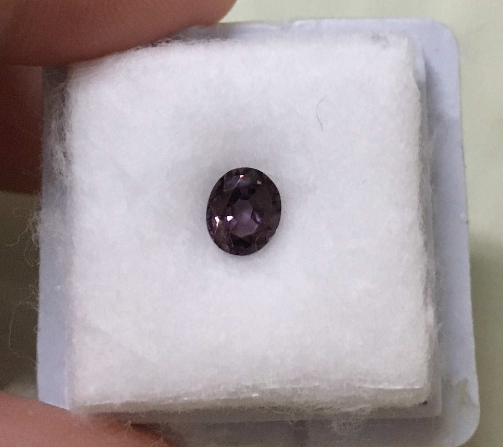 SPINEL สปิเนลแท้ 0.68 กะรัต พลอยดิบเนื้อดี สีสวย ไฟดีมากค่ะ