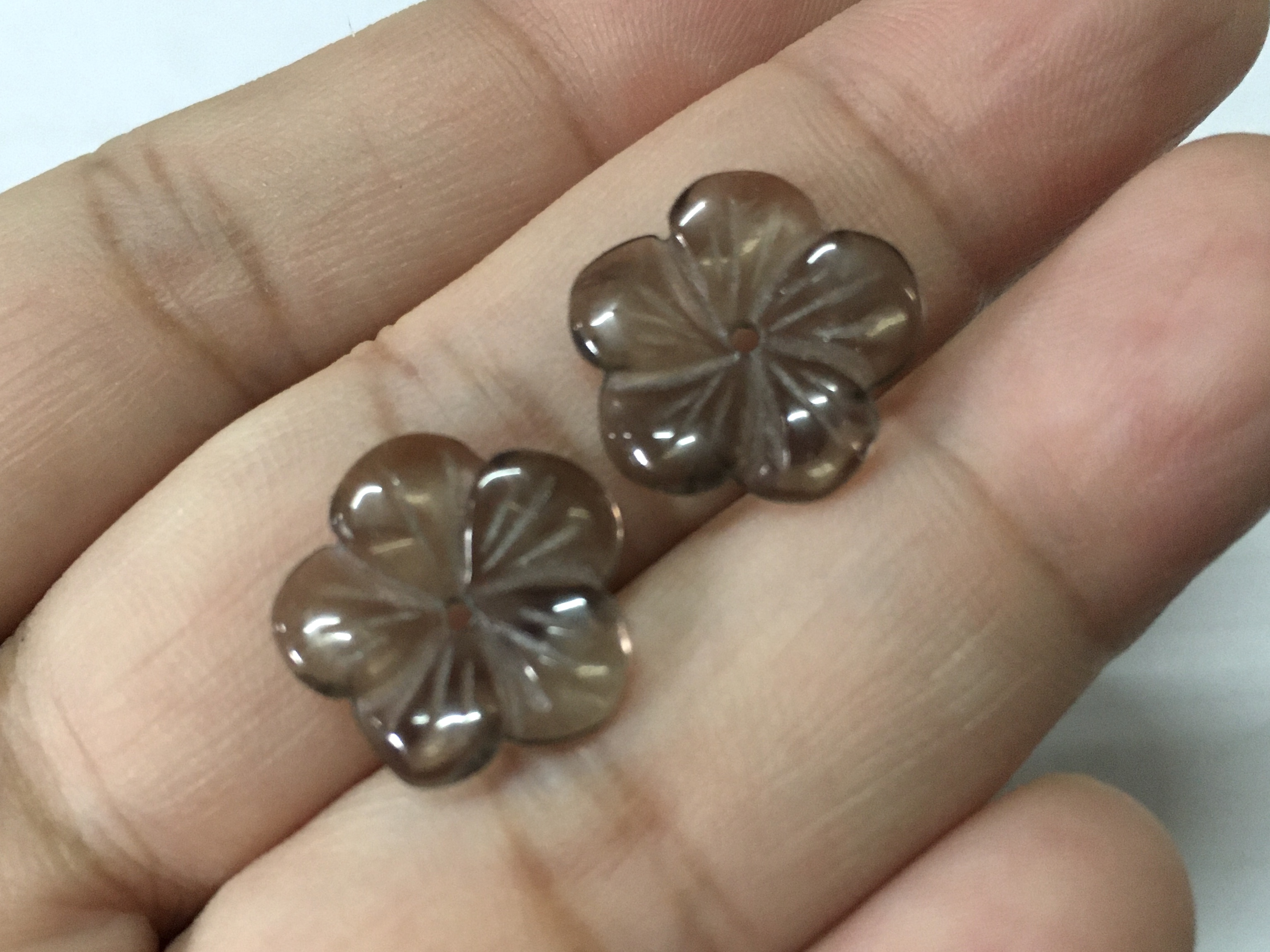 SMOKY QUARTZ สโมคกี้ควอทซ์ แกะดอกไม้ 14.5 มม. งานน่ารักม๊าก จัดคู่ทำต่างหู หรือจี้แหวนได้ค่ะ