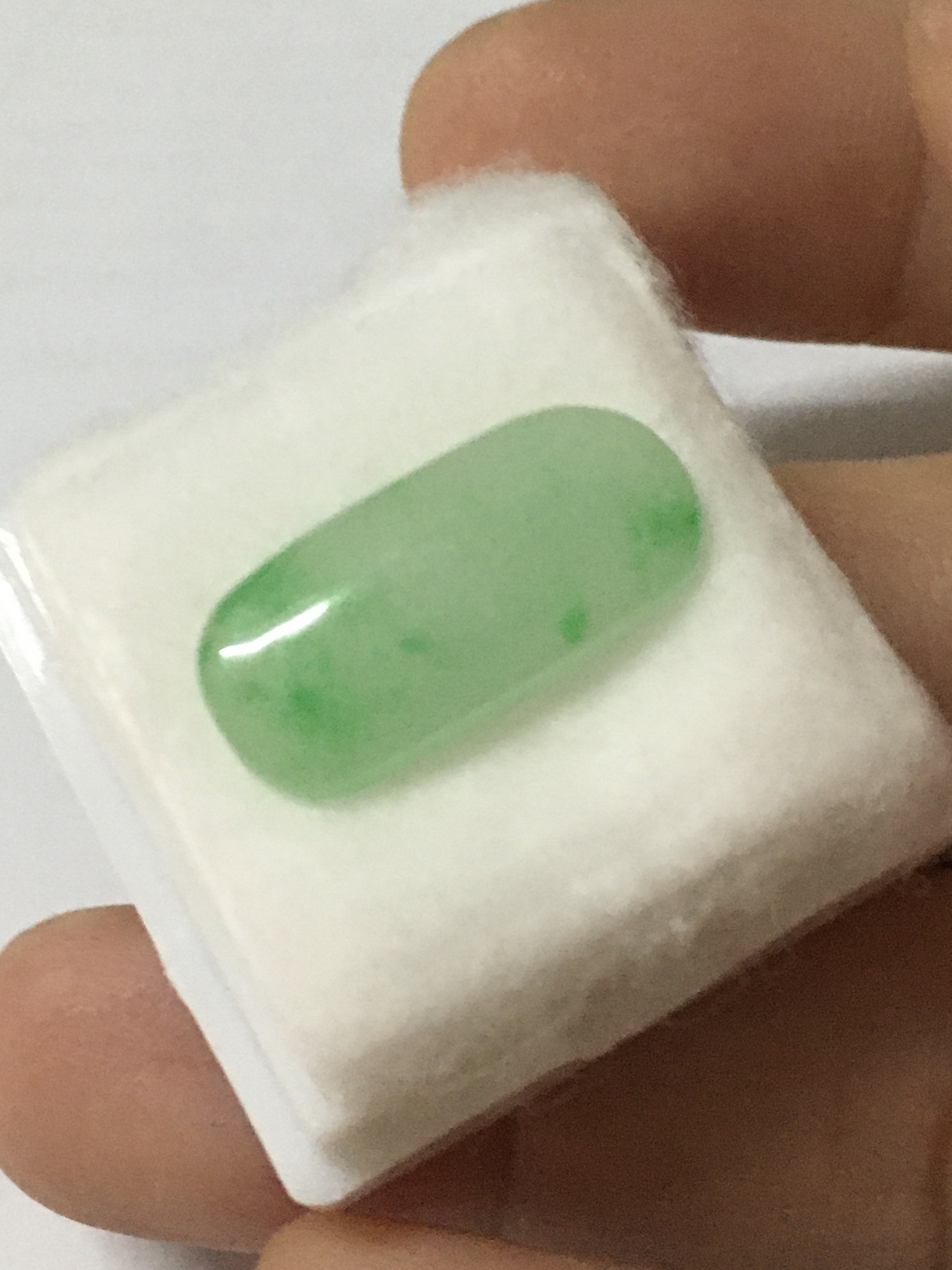 (สวยหวาน) JADE หยกแท้ 7.45 กะรัต หยกเขียวอ่อนเนื้อสวย ติดเขียวแอปเปิ้ล ทรงสวย