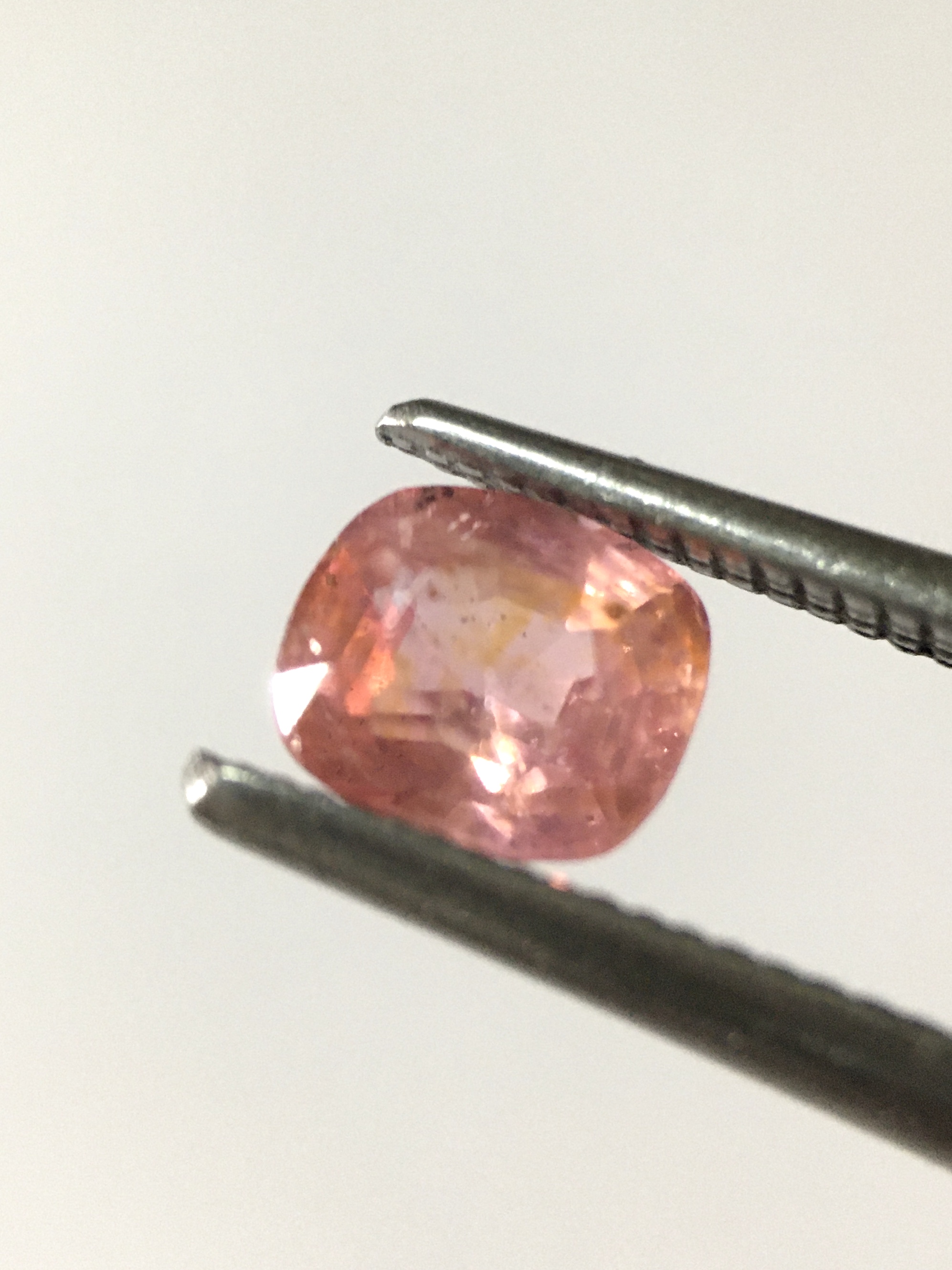 SPINEL สปิเนลแท้ 0.55 กะรัต พลอยดิบ สีชมพูอมส้ม ไฟดี สีหายากค่ะ