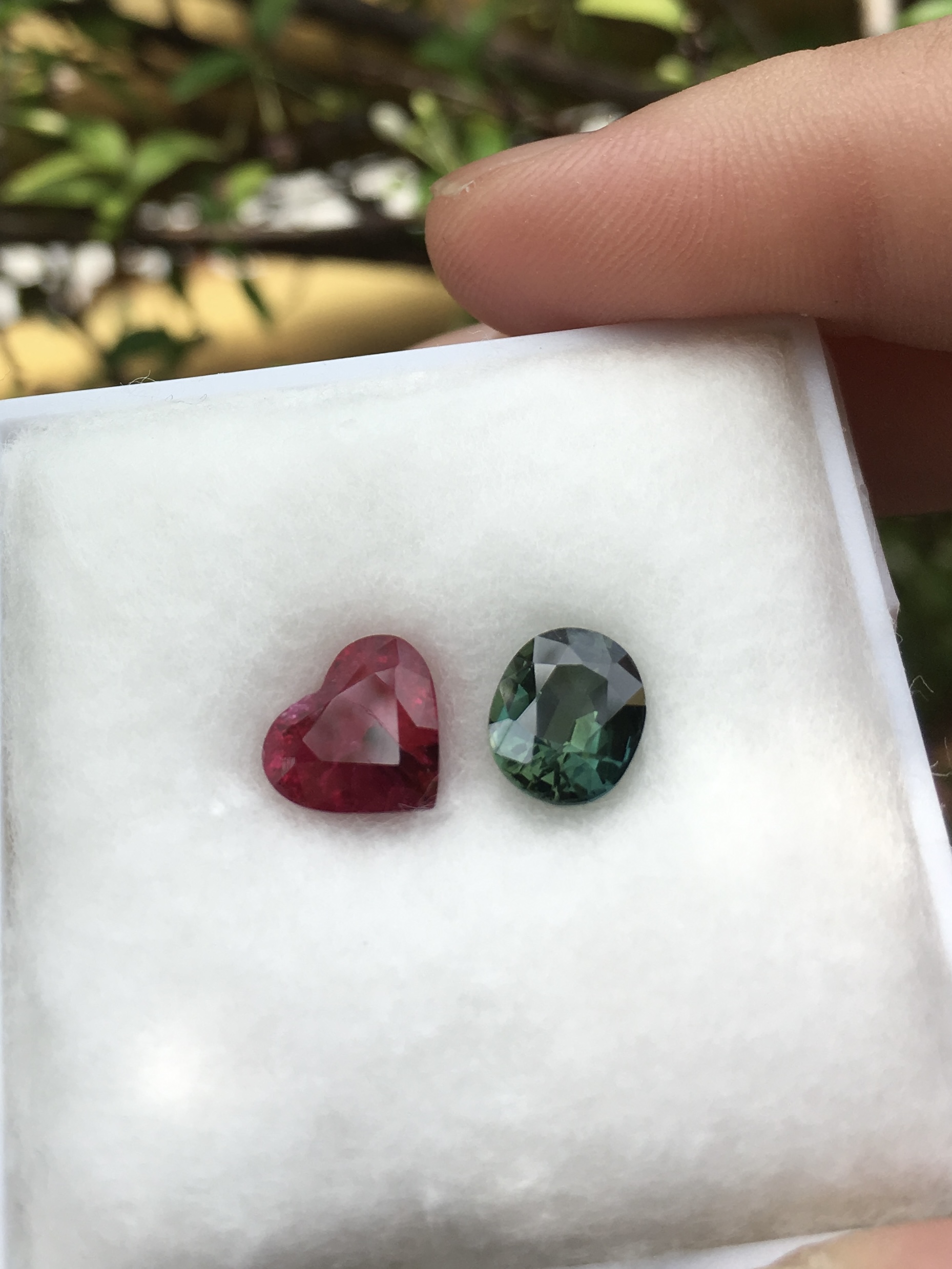 RUBY & GREEN SAPPHIRE ทับทิม 2 กะรัตและ เขียวส่อง 1.47 กะรัต พลอยแท้ สีสวยจัด จับเซตคู่ให้น่ารักๆ ราคาพิเศษค่ะ