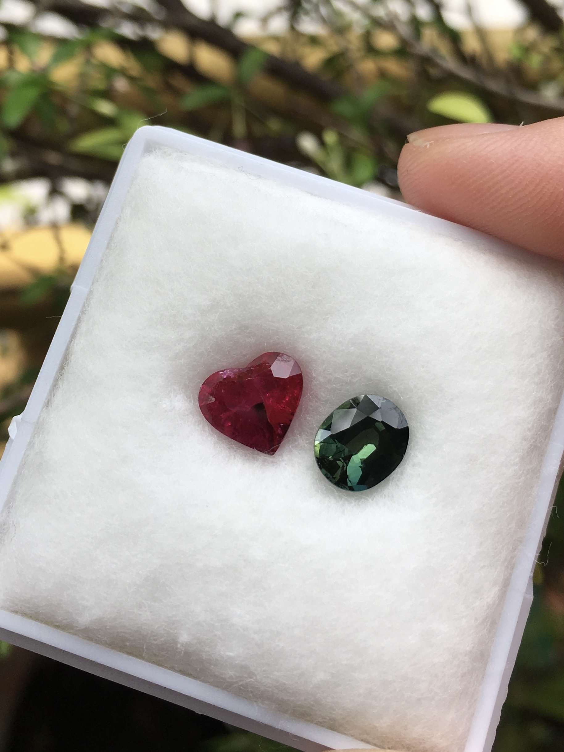 RUBY & GREEN SAPPHIRE ทับทิม 2 กะรัตและ เขียวส่อง 1.47 กะรัต พลอยแท้ สีสวยจัด จับเซตคู่ให้น่ารักๆ ราคาพิเศษค่ะ