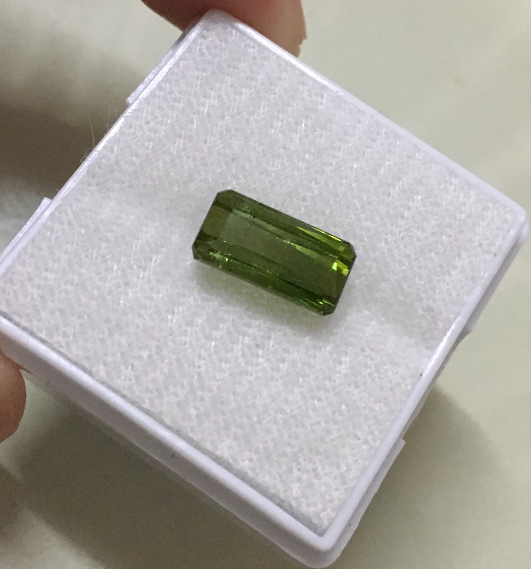 GREEN TOURMALINE กรีนทัวร์มาลีนแท้ 2.29 กะรัต พลอยดิบเนื้อดี สีสวย