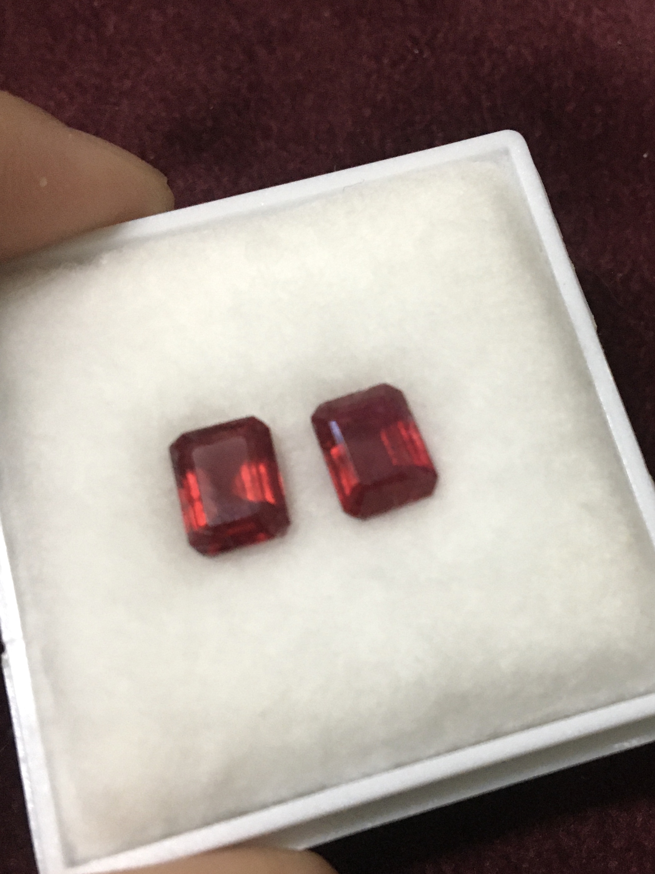 (มาใหม่จ้า)ทับทิมแท้ เม็ดงาม สีแดงสด 2 เม็ดหนักรวม 4 กะรัต ไซส์กำลังดี ทำอะไรก็สวย ไม่พอใจยินดีคืนเงินจ้า