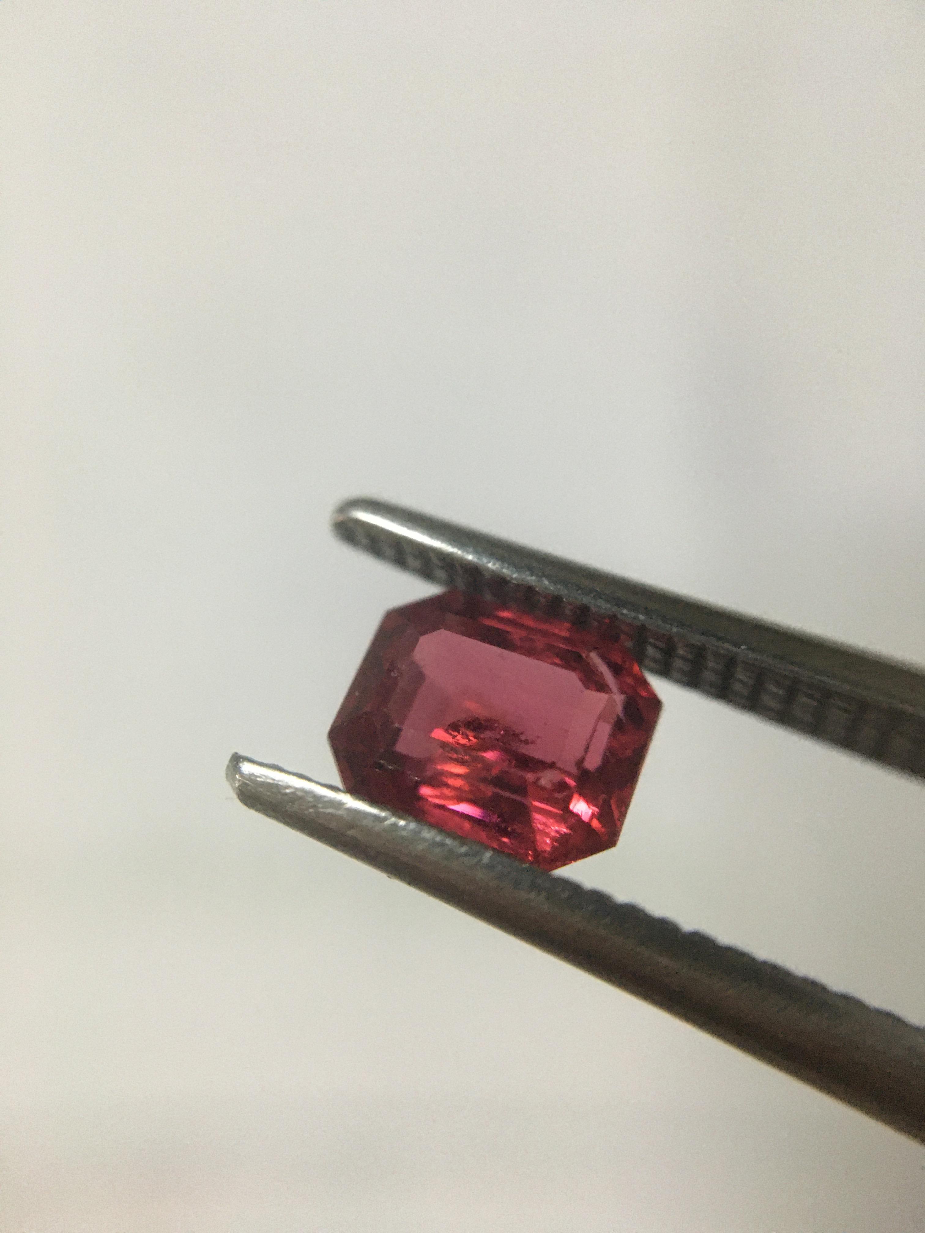 SPINEL สปิเนลแท้ 0.58 กะรัต พลอยดิบ สีแดงสดจัด ไฟดี สีสวยค่ะ ไซส์จิ๋ว สเปคแจ๋ว น่าเก็บค่ะ
