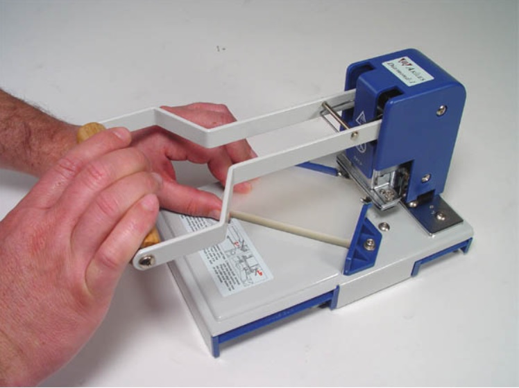 ใบมีด เจาะรู รุ่น D6 ( เจาะรู ขนาด 6 มิลลิเมตร ) ใช้กับ เครื่องตัดมุม KW-trio รุ่น MAC AD-1