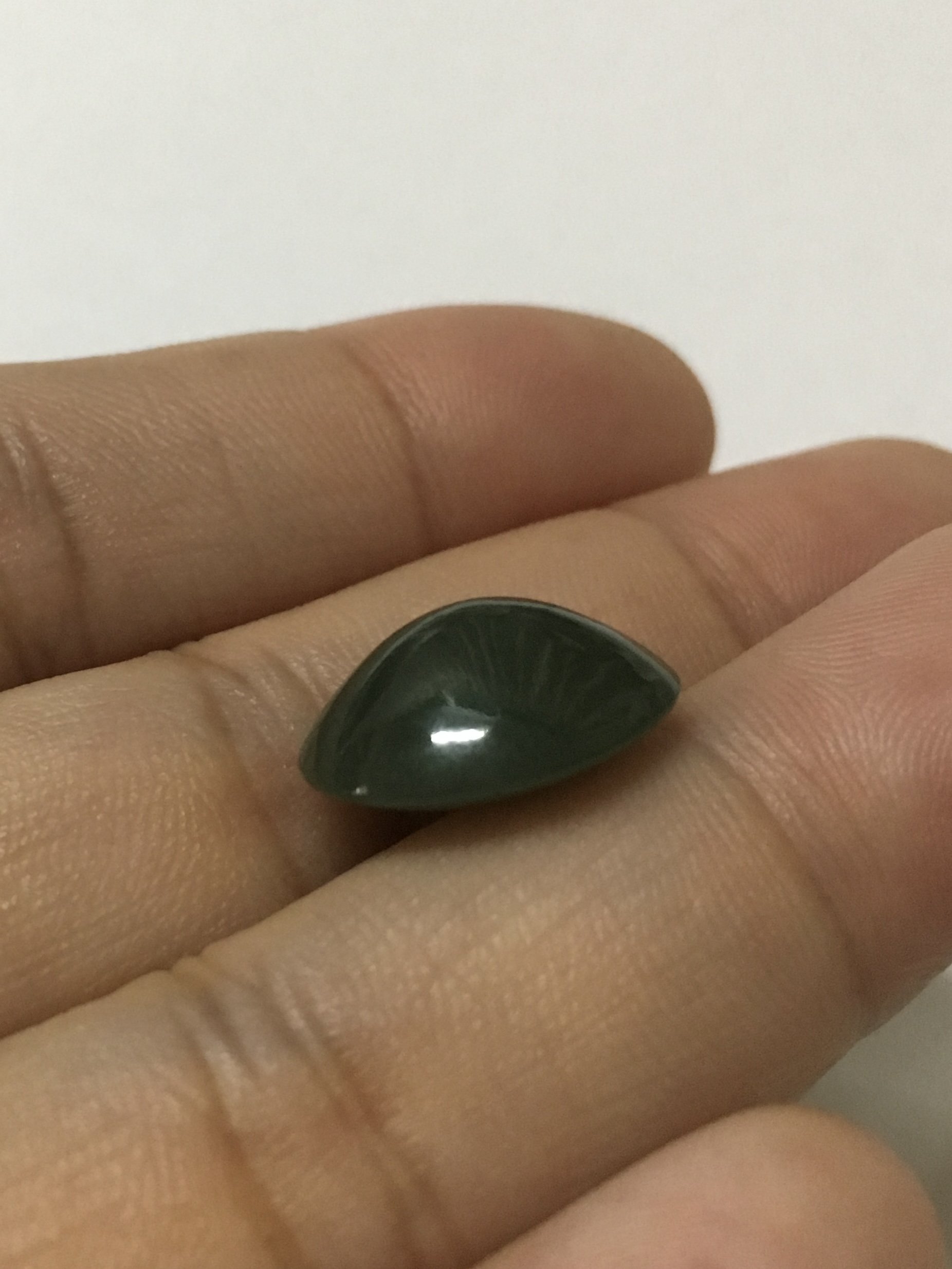 JADEITE หยกแท้ 10.15 cts. Type a เนื้อดี สีสวย เม็ดอูมสวยเหมาะทำหัวแหวนมากค่ะ