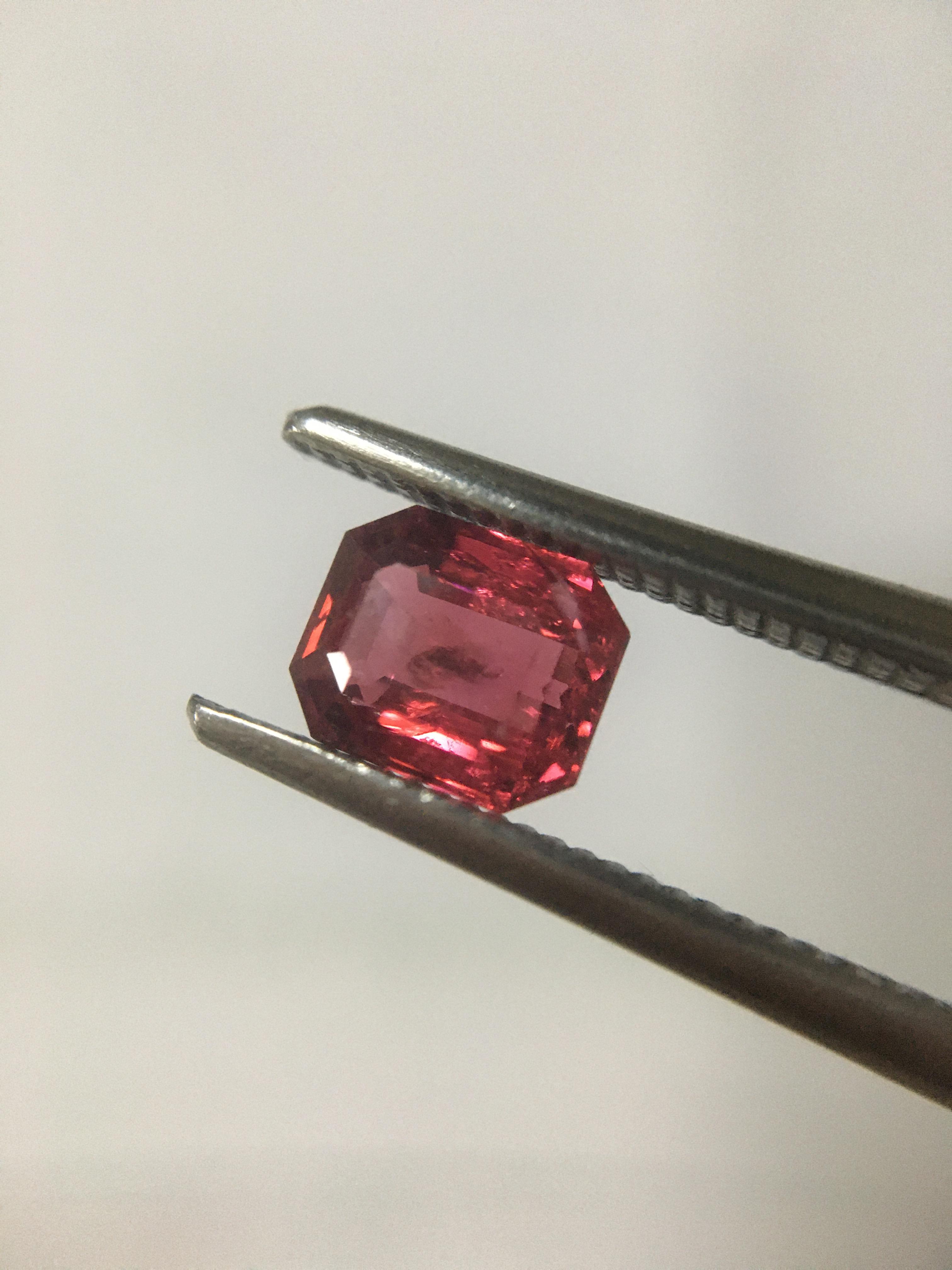 SPINEL สปิเนลแท้ 0.58 กะรัต พลอยดิบ สีแดงสดจัด ไฟดี สีสวยค่ะ ไซส์จิ๋ว สเปคแจ๋ว น่าเก็บค่ะ